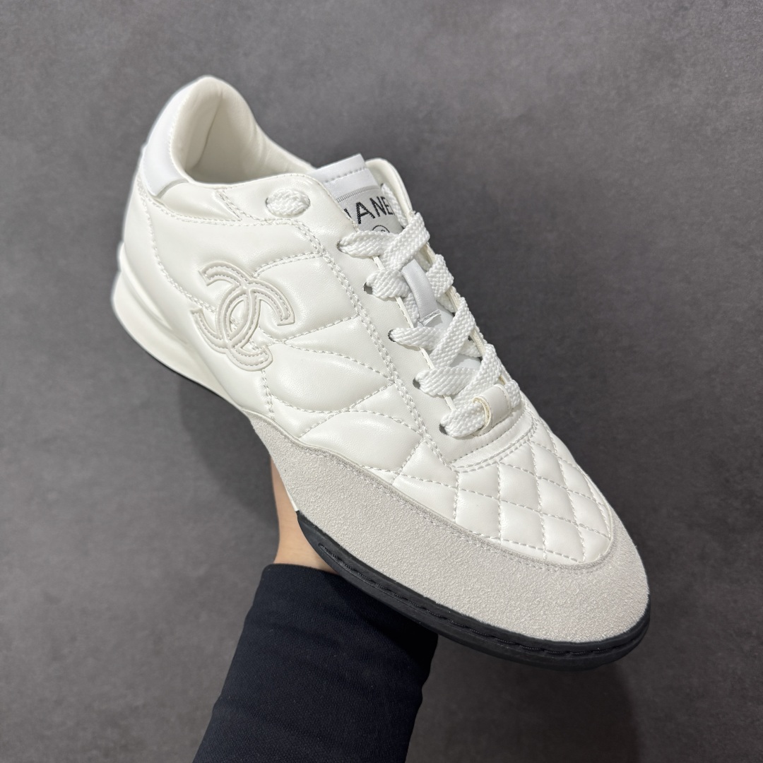 图片[3]-【广东高品质礼盒版】CHANEL/香奈儿 广州大厂工艺 2025新款小香风麂皮圆头熊猫菱格刺绣德训鞋 官方最新花纹礼盒顶级包装官方同步 Chanel 香奈儿格小球鞋 四季百搭 coco女孩必入 隐藏款网球鞋 秀气高级好看 非常舒适！ 鞋面原版定制胎牛油皮 牛反绒 原版进口透气绒布 小羊皮内里 原版开模碎钉钉橡胶 原厂TPU组合大底 货号：G39732 尺码：35-40-选品中心