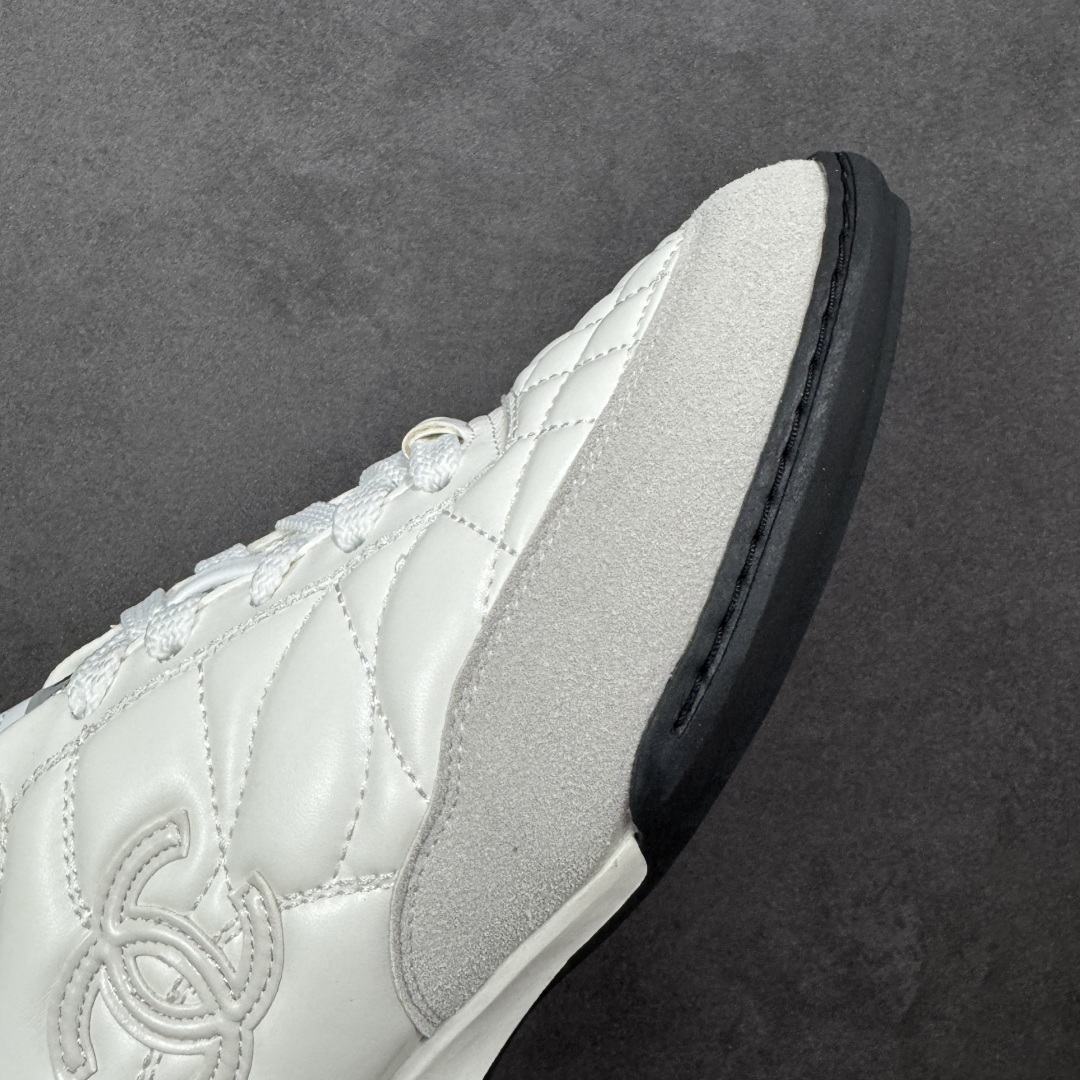 图片[5]-【广东高品质礼盒版】CHANEL/香奈儿 广州大厂工艺 2025新款小香风麂皮圆头熊猫菱格刺绣德训鞋 官方最新花纹礼盒顶级包装官方同步 Chanel 香奈儿格小球鞋 四季百搭 coco女孩必入 隐藏款网球鞋 秀气高级好看 非常舒适！ 鞋面原版定制胎牛油皮 牛反绒 原版进口透气绒布 小羊皮内里 原版开模碎钉钉橡胶 原厂TPU组合大底 货号：G39732 尺码：35-40-选品中心