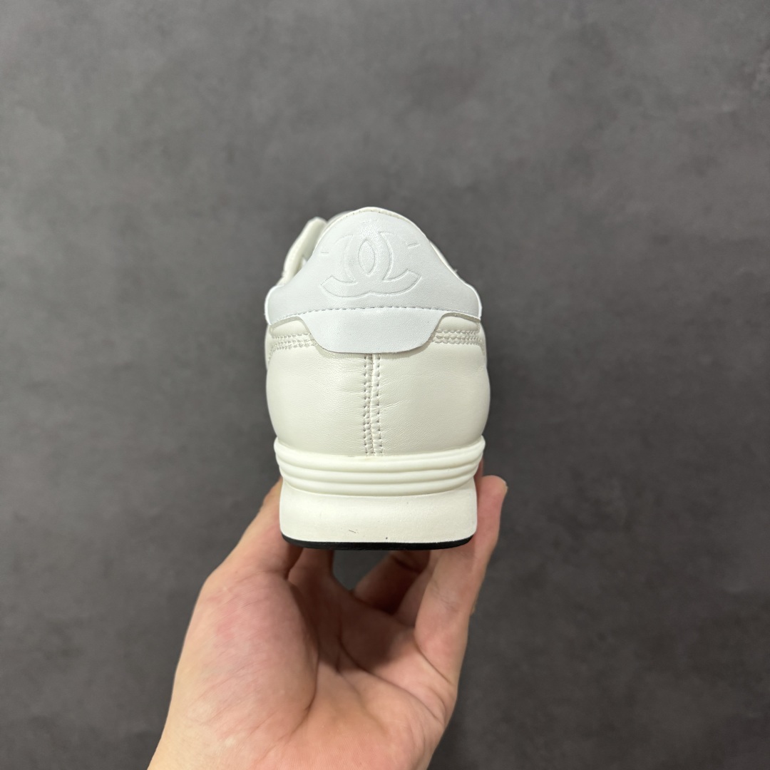 图片[4]-【广东高品质礼盒版】CHANEL/香奈儿 广州大厂工艺 2025新款小香风麂皮圆头熊猫菱格刺绣德训鞋 官方最新花纹礼盒顶级包装官方同步 Chanel 香奈儿格小球鞋 四季百搭 coco女孩必入 隐藏款网球鞋 秀气高级好看 非常舒适！ 鞋面原版定制胎牛油皮 牛反绒 原版进口透气绒布 小羊皮内里 原版开模碎钉钉橡胶 原厂TPU组合大底 货号：G39732 尺码：35-40-选品中心