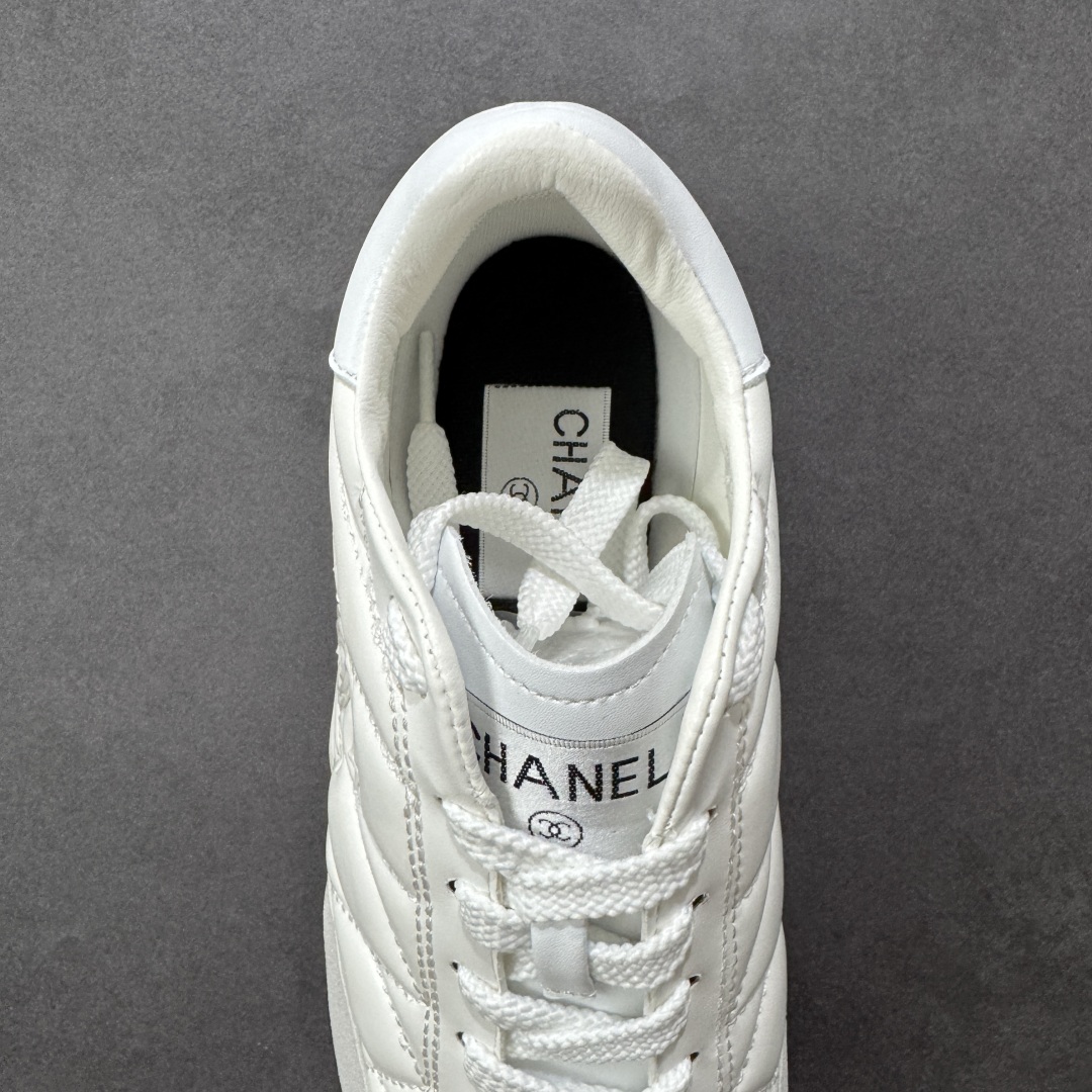 图片[7]-【广东高品质礼盒版】CHANEL/香奈儿 广州大厂工艺 2025新款小香风麂皮圆头熊猫菱格刺绣德训鞋 官方最新花纹礼盒顶级包装官方同步 Chanel 香奈儿格小球鞋 四季百搭 coco女孩必入 隐藏款网球鞋 秀气高级好看 非常舒适！ 鞋面原版定制胎牛油皮 牛反绒 原版进口透气绒布 小羊皮内里 原版开模碎钉钉橡胶 原厂TPU组合大底 货号：G39732 尺码：35-40-选品中心