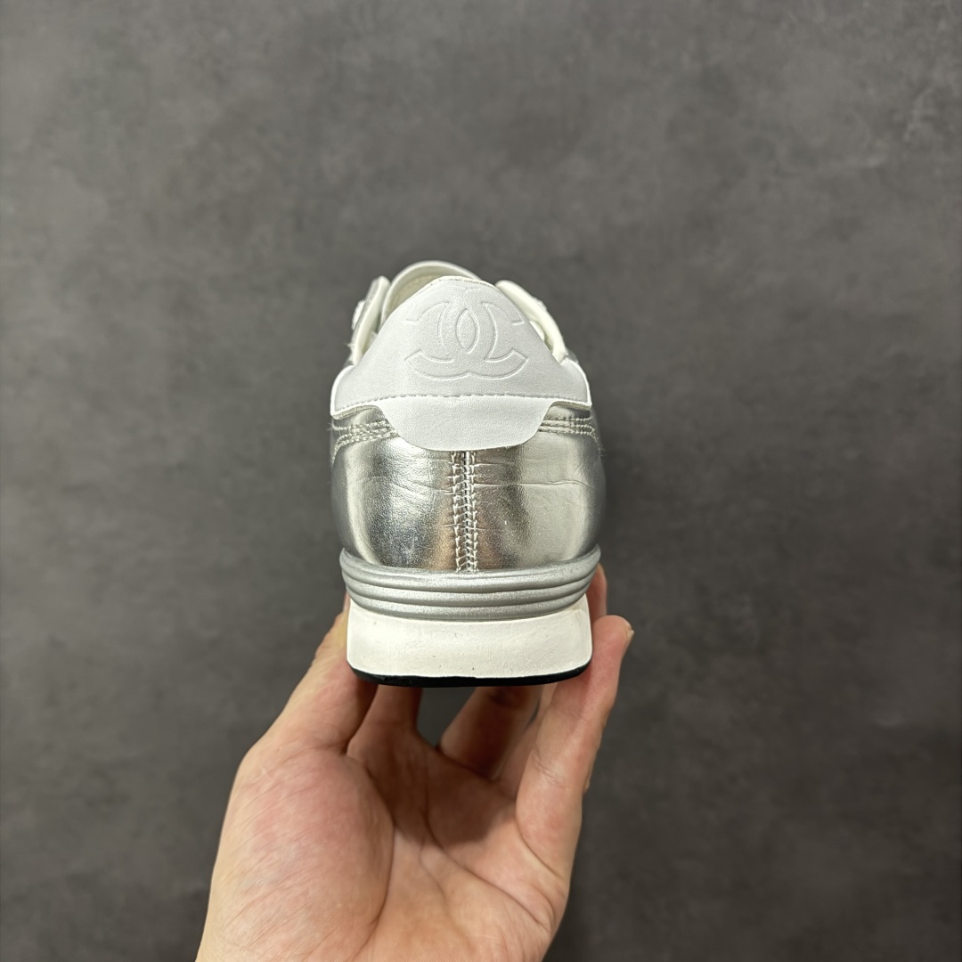 图片[4]-【广东高品质礼盒版】CHANEL/香奈儿 广州大厂工艺 2025新款小香风麂皮圆头熊猫菱格刺绣德训鞋 官方最新花纹礼盒顶级包装官方同步 Chanel 香奈儿格小球鞋 四季百搭 coco女孩必入 隐藏款网球鞋 秀气高级好看 非常舒适！ 鞋面原版定制胎牛油皮 牛反绒 原版进口透气绒布 小羊皮内里 原版开模碎钉钉橡胶 原厂TPU组合大底 货号：G39732 尺码：35-40-选品中心