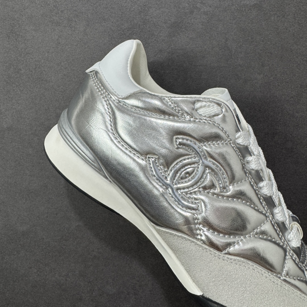 图片[6]-【广东高品质礼盒版】CHANEL/香奈儿 广州大厂工艺 2025新款小香风麂皮圆头熊猫菱格刺绣德训鞋 官方最新花纹礼盒顶级包装官方同步 Chanel 香奈儿格小球鞋 四季百搭 coco女孩必入 隐藏款网球鞋 秀气高级好看 非常舒适！ 鞋面原版定制胎牛油皮 牛反绒 原版进口透气绒布 小羊皮内里 原版开模碎钉钉橡胶 原厂TPU组合大底 货号：G39732 尺码：35-40-选品中心