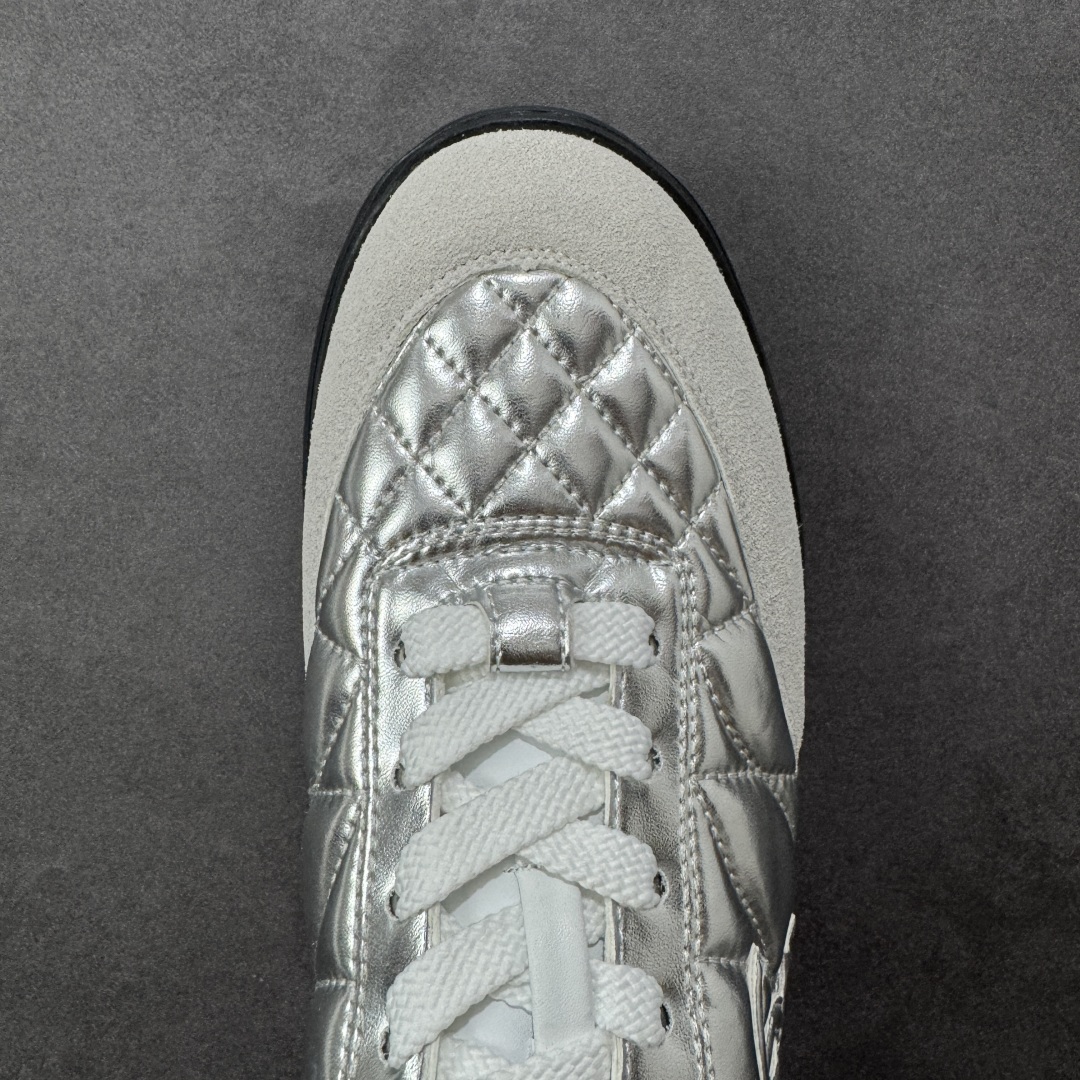 图片[8]-【广东高品质礼盒版】CHANEL/香奈儿 广州大厂工艺 2025新款小香风麂皮圆头熊猫菱格刺绣德训鞋 官方最新花纹礼盒顶级包装官方同步 Chanel 香奈儿格小球鞋 四季百搭 coco女孩必入 隐藏款网球鞋 秀气高级好看 非常舒适！ 鞋面原版定制胎牛油皮 牛反绒 原版进口透气绒布 小羊皮内里 原版开模碎钉钉橡胶 原厂TPU组合大底 货号：G39732 尺码：35-40-选品中心