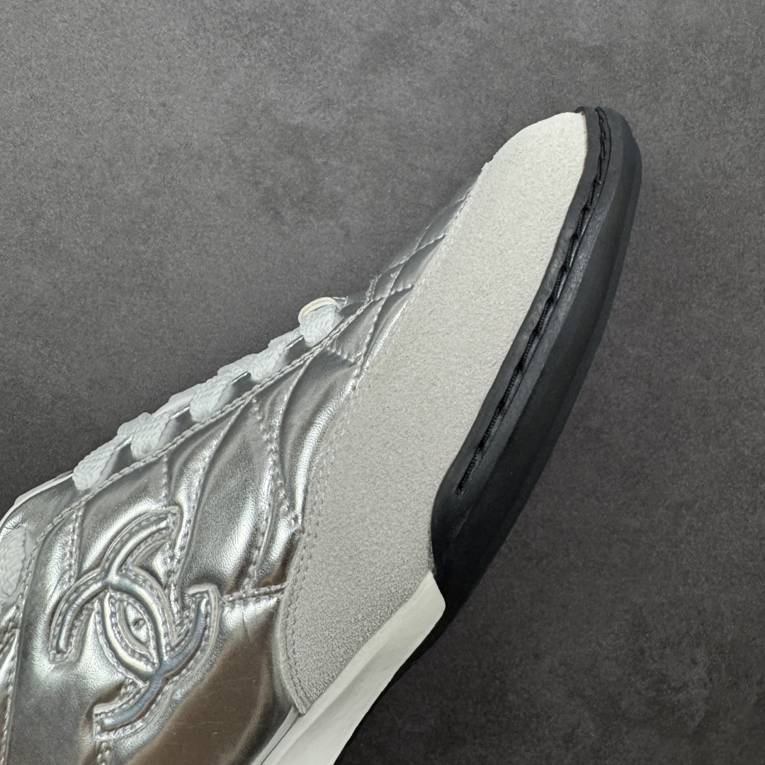 图片[5]-【广东高品质礼盒版】CHANEL/香奈儿 广州大厂工艺 2025新款小香风麂皮圆头熊猫菱格刺绣德训鞋 官方最新花纹礼盒顶级包装官方同步 Chanel 香奈儿格小球鞋 四季百搭 coco女孩必入 隐藏款网球鞋 秀气高级好看 非常舒适！ 鞋面原版定制胎牛油皮 牛反绒 原版进口透气绒布 小羊皮内里 原版开模碎钉钉橡胶 原厂TPU组合大底 货号：G39732 尺码：35-40-选品中心