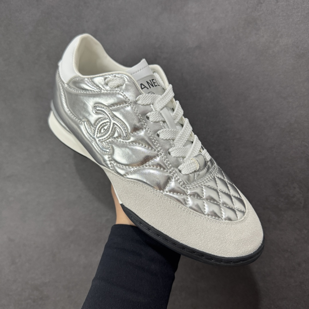 图片[3]-【广东高品质礼盒版】CHANEL/香奈儿 广州大厂工艺 2025新款小香风麂皮圆头熊猫菱格刺绣德训鞋 官方最新花纹礼盒顶级包装官方同步 Chanel 香奈儿格小球鞋 四季百搭 coco女孩必入 隐藏款网球鞋 秀气高级好看 非常舒适！ 鞋面原版定制胎牛油皮 牛反绒 原版进口透气绒布 小羊皮内里 原版开模碎钉钉橡胶 原厂TPU组合大底 货号：G39732 尺码：35-40-选品中心