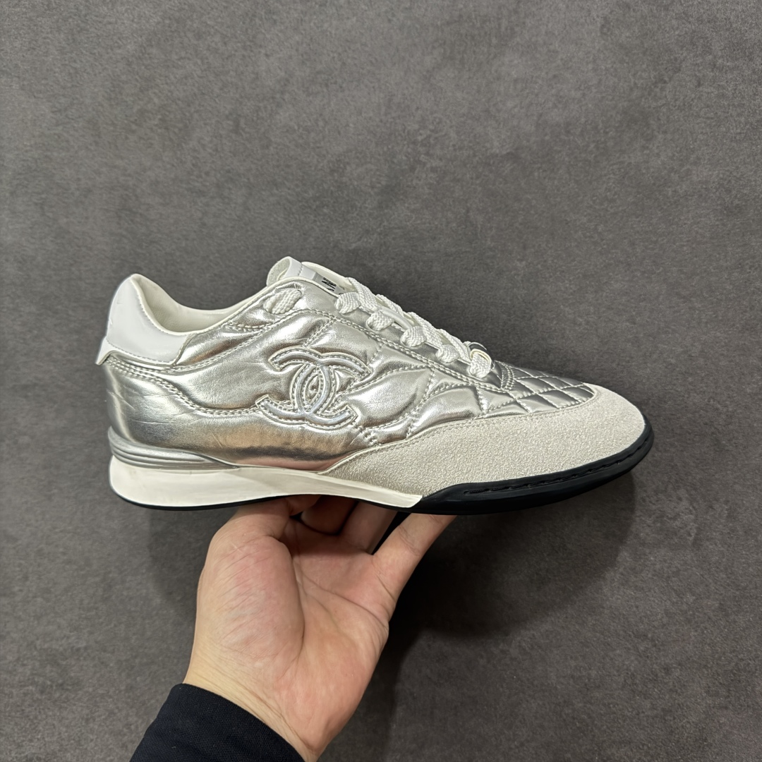 【广东高品质礼盒版】CHANEL/香奈儿 广州大厂工艺 2025新款小香风麂皮圆头熊猫菱格刺绣德训鞋 官方最新花纹礼盒顶级包装官方同步 Chanel 香奈儿格小球鞋 四季百搭 coco女孩必入 隐藏款网球鞋 秀气高级好看 非常舒适！ 鞋面原版定制胎牛油皮 牛反绒 原版进口透气绒布 小羊皮内里 原版开模碎钉钉橡胶 原厂TPU组合大底 货号：G39732 尺码：35-40-选品中心