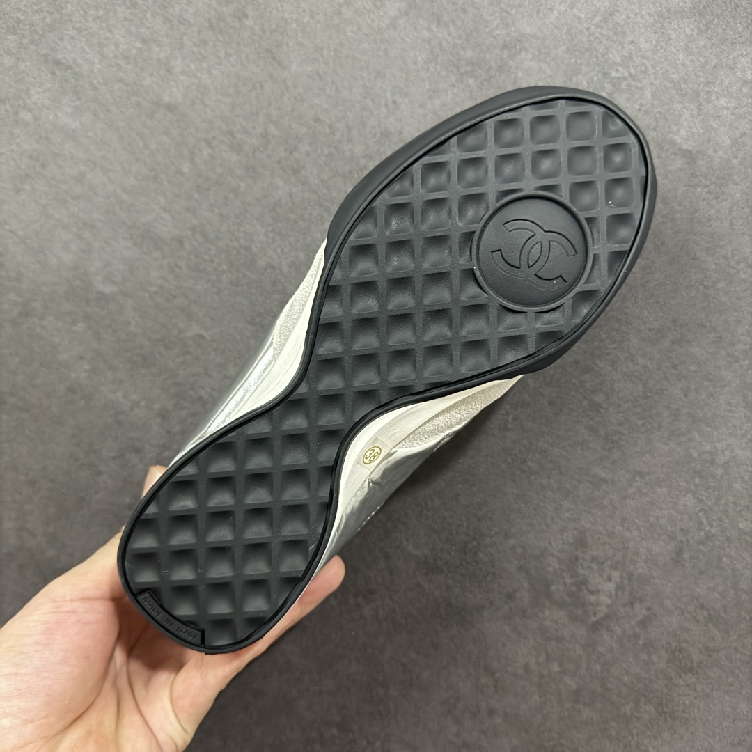 图片[9]-【广东高品质礼盒版】CHANEL/香奈儿 广州大厂工艺 2025新款小香风麂皮圆头熊猫菱格刺绣德训鞋 官方最新花纹礼盒顶级包装官方同步 Chanel 香奈儿格小球鞋 四季百搭 coco女孩必入 隐藏款网球鞋 秀气高级好看 非常舒适！ 鞋面原版定制胎牛油皮 牛反绒 原版进口透气绒布 小羊皮内里 原版开模碎钉钉橡胶 原厂TPU组合大底 货号：G39732 尺码：35-40-选品中心