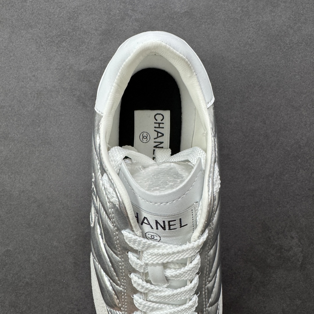 图片[7]-【广东高品质礼盒版】CHANEL/香奈儿 广州大厂工艺 2025新款小香风麂皮圆头熊猫菱格刺绣德训鞋 官方最新花纹礼盒顶级包装官方同步 Chanel 香奈儿格小球鞋 四季百搭 coco女孩必入 隐藏款网球鞋 秀气高级好看 非常舒适！ 鞋面原版定制胎牛油皮 牛反绒 原版进口透气绒布 小羊皮内里 原版开模碎钉钉橡胶 原厂TPU组合大底 货号：G39732 尺码：35-40-选品中心