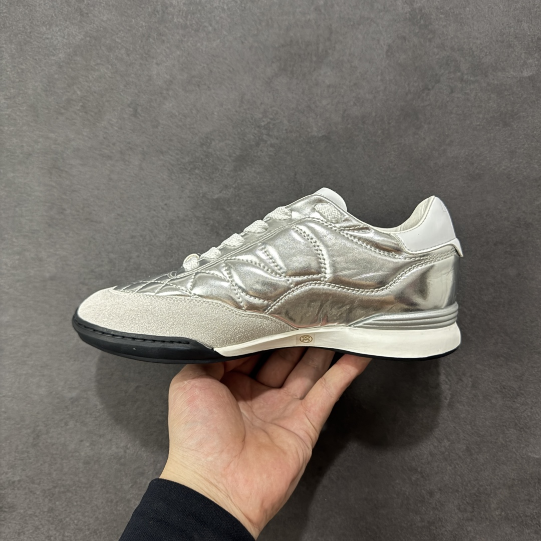 图片[2]-【广东高品质礼盒版】CHANEL/香奈儿 广州大厂工艺 2025新款小香风麂皮圆头熊猫菱格刺绣德训鞋 官方最新花纹礼盒顶级包装官方同步 Chanel 香奈儿格小球鞋 四季百搭 coco女孩必入 隐藏款网球鞋 秀气高级好看 非常舒适！ 鞋面原版定制胎牛油皮 牛反绒 原版进口透气绒布 小羊皮内里 原版开模碎钉钉橡胶 原厂TPU组合大底 货号：G39732 尺码：35-40-选品中心