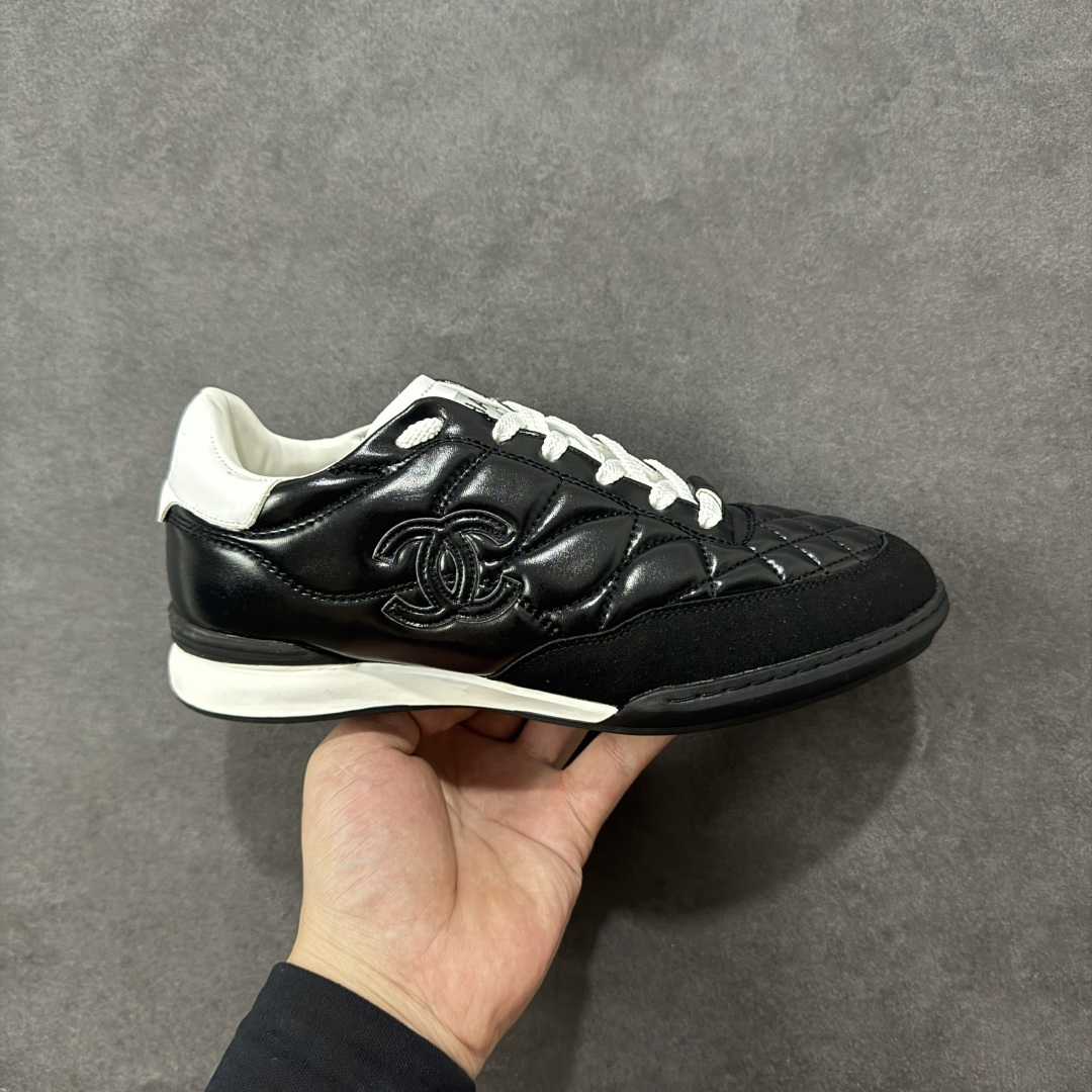 【广东高品质礼盒版】CHANEL/香奈儿 广州大厂工艺 2025新款小香风麂皮圆头熊猫菱格刺绣德训鞋 官方最新花纹礼盒顶级包装官方同步 Chanel 香奈儿格小球鞋 四季百搭 coco女孩必入 隐藏款网球鞋 秀气高级好看 非常舒适！ 鞋面原版定制胎牛油皮 牛反绒 原版进口透气绒布 小羊皮内里 原版开模碎钉钉橡胶 原厂TPU组合大底 货号：G39732 尺码：35-40-选品中心