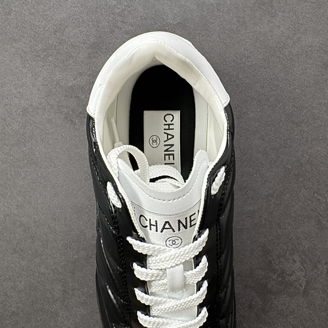 图片[7]-【广东高品质礼盒版】CHANEL/香奈儿 广州大厂工艺 2025新款小香风麂皮圆头熊猫菱格刺绣德训鞋 官方最新花纹礼盒顶级包装官方同步 Chanel 香奈儿格小球鞋 四季百搭 coco女孩必入 隐藏款网球鞋 秀气高级好看 非常舒适！ 鞋面原版定制胎牛油皮 牛反绒 原版进口透气绒布 小羊皮内里 原版开模碎钉钉橡胶 原厂TPU组合大底 货号：G39732 尺码：35-40-选品中心