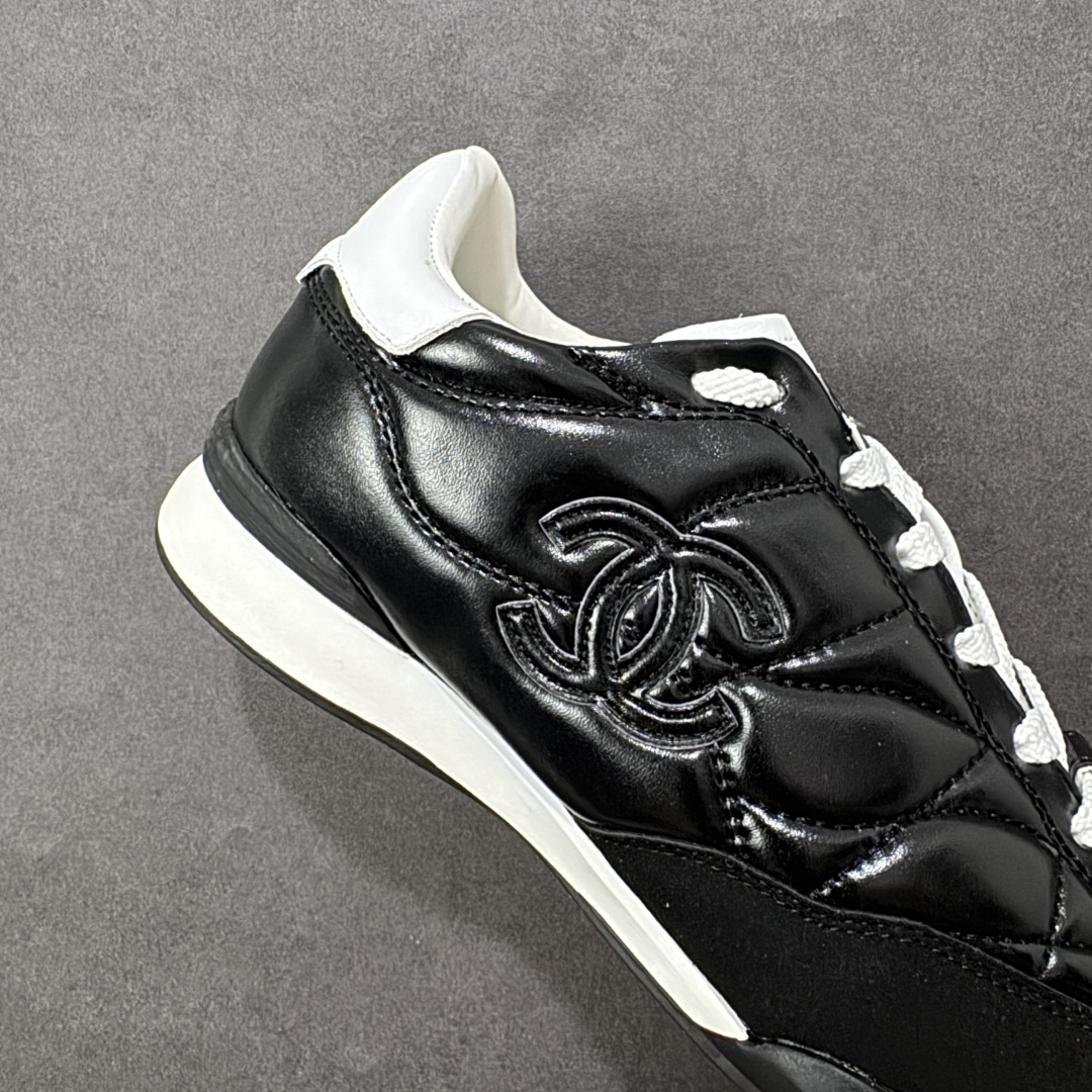 图片[6]-【广东高品质礼盒版】CHANEL/香奈儿 广州大厂工艺 2025新款小香风麂皮圆头熊猫菱格刺绣德训鞋 官方最新花纹礼盒顶级包装官方同步 Chanel 香奈儿格小球鞋 四季百搭 coco女孩必入 隐藏款网球鞋 秀气高级好看 非常舒适！ 鞋面原版定制胎牛油皮 牛反绒 原版进口透气绒布 小羊皮内里 原版开模碎钉钉橡胶 原厂TPU组合大底 货号：G39732 尺码：35-40-选品中心