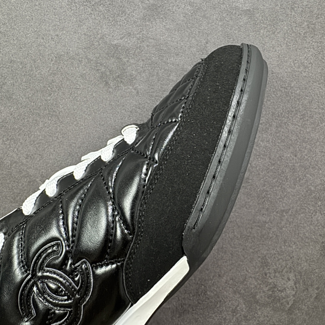 图片[5]-【广东高品质礼盒版】CHANEL/香奈儿 广州大厂工艺 2025新款小香风麂皮圆头熊猫菱格刺绣德训鞋 官方最新花纹礼盒顶级包装官方同步 Chanel 香奈儿格小球鞋 四季百搭 coco女孩必入 隐藏款网球鞋 秀气高级好看 非常舒适！ 鞋面原版定制胎牛油皮 牛反绒 原版进口透气绒布 小羊皮内里 原版开模碎钉钉橡胶 原厂TPU组合大底 货号：G39732 尺码：35-40-选品中心