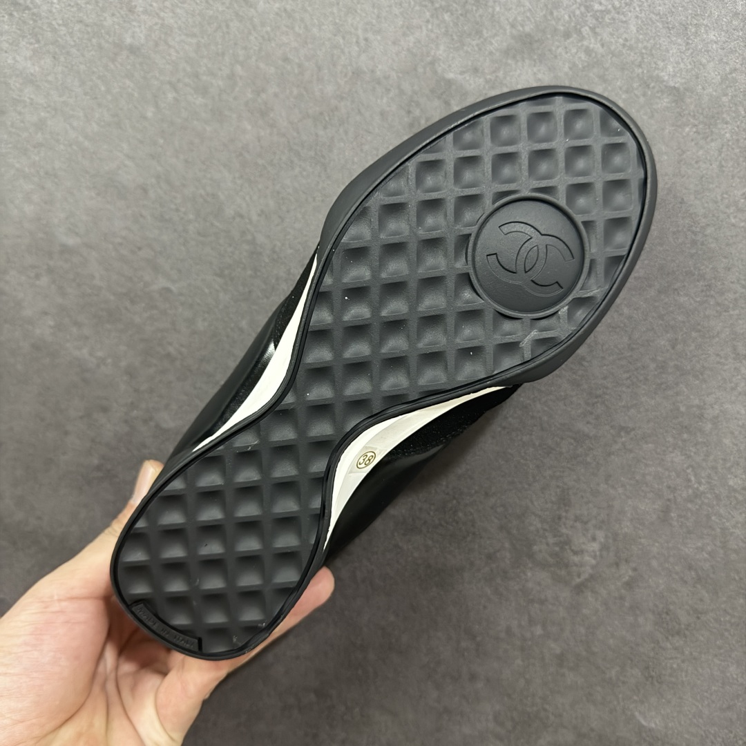 图片[9]-【广东高品质礼盒版】CHANEL/香奈儿 广州大厂工艺 2025新款小香风麂皮圆头熊猫菱格刺绣德训鞋 官方最新花纹礼盒顶级包装官方同步 Chanel 香奈儿格小球鞋 四季百搭 coco女孩必入 隐藏款网球鞋 秀气高级好看 非常舒适！ 鞋面原版定制胎牛油皮 牛反绒 原版进口透气绒布 小羊皮内里 原版开模碎钉钉橡胶 原厂TPU组合大底 货号：G39732 尺码：35-40-选品中心