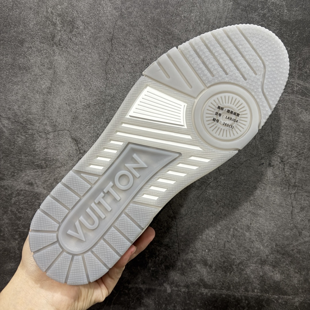 图片[9]-【专柜版/海淘代购版】 现货当天可取 LV Trainer系列高奢运动鞋 限定款 新款芯片顶级 潮人必备单品 同步ZP官网空胶工艺 鞋舌、挂饰均镶嵌NFC芯片感应装置 正确胶片断点式设计 中底正确还原原版油印字母比例 1：1原楦格板、楦头、刀磨全新升级！ 独家订制顶级压纹麂皮 原版开模TPU大底 质感原版一致 垫脚聚米微料加透气英伦网布 披靡市场任何版本！细节完美呈现！ 代购指定版本 全新升级最新双盒包装 扫码秒进官网！ 全套包装配件同比原版 尺码： 38-46-选品中心