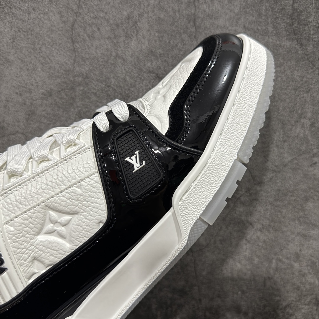 图片[6]-【专柜版/海淘代购版】 现货当天可取 LV Trainer系列高奢运动鞋 限定款 新款芯片顶级 潮人必备单品 同步ZP官网空胶工艺 鞋舌、挂饰均镶嵌NFC芯片感应装置 正确胶片断点式设计 中底正确还原原版油印字母比例 1：1原楦格板、楦头、刀磨全新升级！ 独家订制顶级压纹麂皮 原版开模TPU大底 质感原版一致 垫脚聚米微料加透气英伦网布 披靡市场任何版本！细节完美呈现！ 代购指定版本 全新升级最新双盒包装 扫码秒进官网！ 全套包装配件同比原版 尺码： 38-46-选品中心