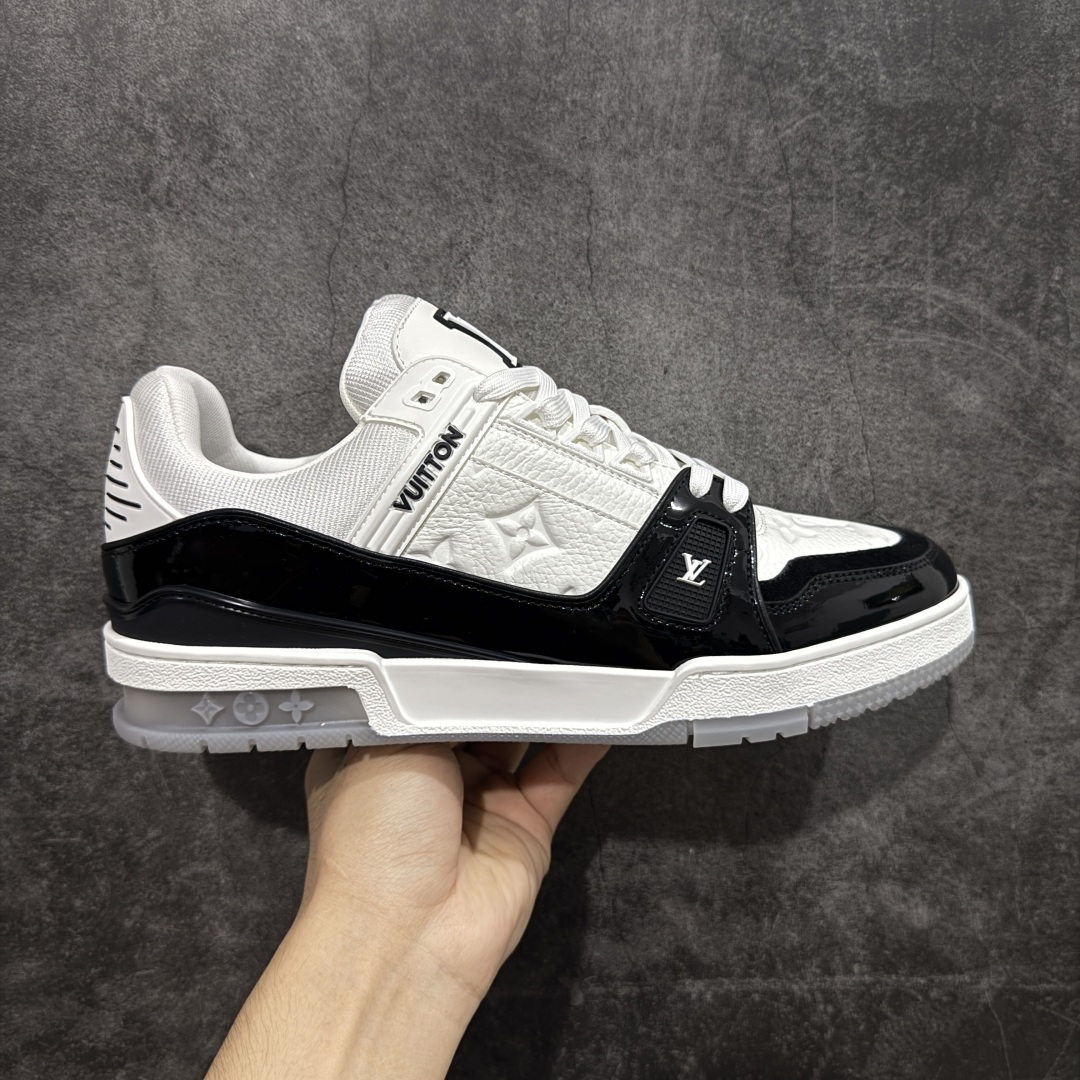 【专柜版/海淘代购版】 现货当天可取 LV Trainer系列高奢运动鞋 限定款 新款芯片顶级 潮人必备单品 同步ZP官网空胶工艺 鞋舌、挂饰均镶嵌NFC芯片感应装置 正确胶片断点式设计 中底正确还原原版油印字母比例 1：1原楦格板、楦头、刀磨全新升级！ 独家订制顶级压纹麂皮 原版开模TPU大底 质感原版一致 垫脚聚米微料加透气英伦网布 披靡市场任何版本！细节完美呈现！ 代购指定版本 全新升级最新双盒包装 扫码秒进官网！ 全套包装配件同比原版 尺码： 38-46-选品中心