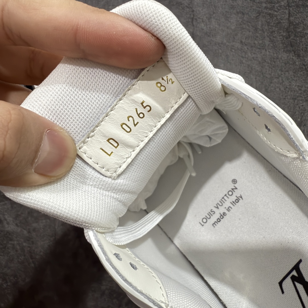 图片[7]-【专柜版/海淘代购版】 现货当天可取 LV Trainer系列高奢运动鞋 限定款 新款芯片顶级 潮人必备单品 同步ZP官网空胶工艺 鞋舌、挂饰均镶嵌NFC芯片感应装置 正确胶片断点式设计 中底正确还原原版油印字母比例 1：1原楦格板、楦头、刀磨全新升级！ 独家订制顶级压纹麂皮 原版开模TPU大底 质感原版一致 垫脚聚米微料加透气英伦网布 披靡市场任何版本！细节完美呈现！ 代购指定版本 全新升级最新双盒包装 扫码秒进官网！ 全套包装配件同比原版 尺码： 38-46-选品中心