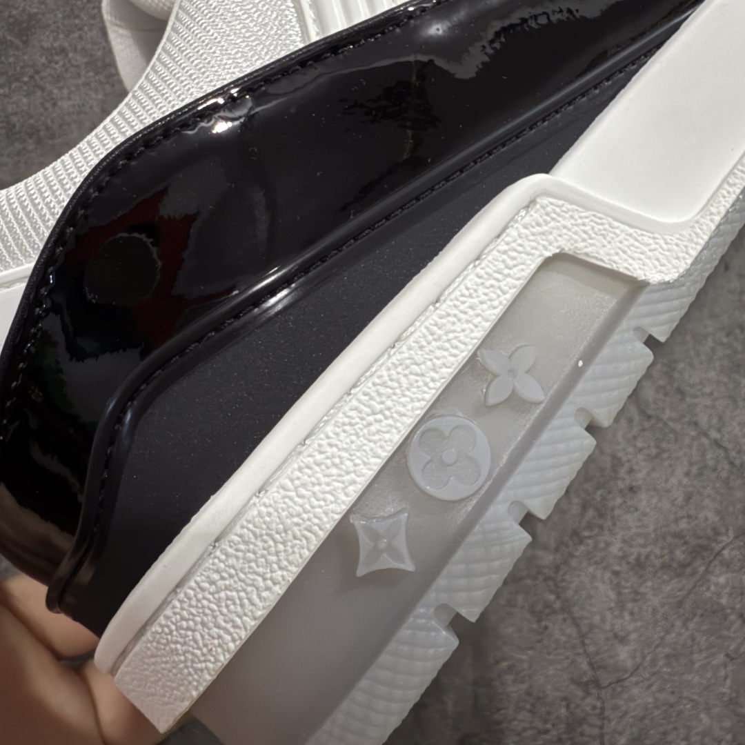 图片[3]-【专柜版/海淘代购版】 现货当天可取 LV Trainer系列高奢运动鞋 限定款 新款芯片顶级 潮人必备单品 同步ZP官网空胶工艺 鞋舌、挂饰均镶嵌NFC芯片感应装置 正确胶片断点式设计 中底正确还原原版油印字母比例 1：1原楦格板、楦头、刀磨全新升级！ 独家订制顶级压纹麂皮 原版开模TPU大底 质感原版一致 垫脚聚米微料加透气英伦网布 披靡市场任何版本！细节完美呈现！ 代购指定版本 全新升级最新双盒包装 扫码秒进官网！ 全套包装配件同比原版 尺码： 38-46-选品中心