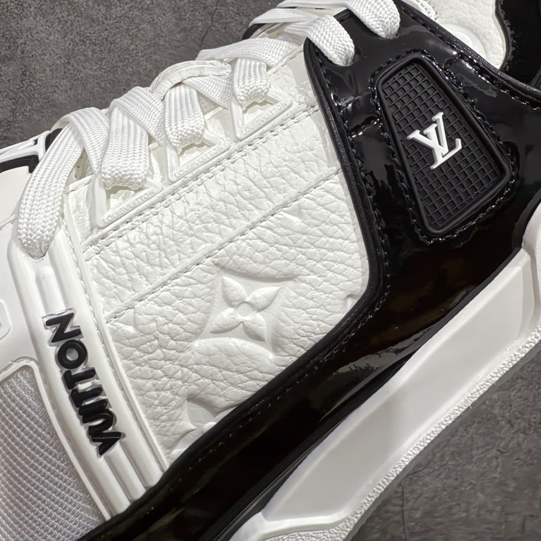 图片[4]-【专柜版/海淘代购版】 现货当天可取 LV Trainer系列高奢运动鞋 限定款 新款芯片顶级 潮人必备单品 同步ZP官网空胶工艺 鞋舌、挂饰均镶嵌NFC芯片感应装置 正确胶片断点式设计 中底正确还原原版油印字母比例 1：1原楦格板、楦头、刀磨全新升级！ 独家订制顶级压纹麂皮 原版开模TPU大底 质感原版一致 垫脚聚米微料加透气英伦网布 披靡市场任何版本！细节完美呈现！ 代购指定版本 全新升级最新双盒包装 扫码秒进官网！ 全套包装配件同比原版 尺码： 38-46-选品中心