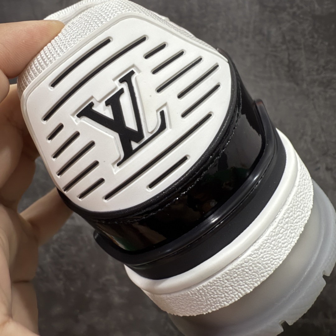 图片[2]-【专柜版/海淘代购版】 现货当天可取 LV Trainer系列高奢运动鞋 限定款 新款芯片顶级 潮人必备单品 同步ZP官网空胶工艺 鞋舌、挂饰均镶嵌NFC芯片感应装置 正确胶片断点式设计 中底正确还原原版油印字母比例 1：1原楦格板、楦头、刀磨全新升级！ 独家订制顶级压纹麂皮 原版开模TPU大底 质感原版一致 垫脚聚米微料加透气英伦网布 披靡市场任何版本！细节完美呈现！ 代购指定版本 全新升级最新双盒包装 扫码秒进官网！ 全套包装配件同比原版 尺码： 38-46-选品中心