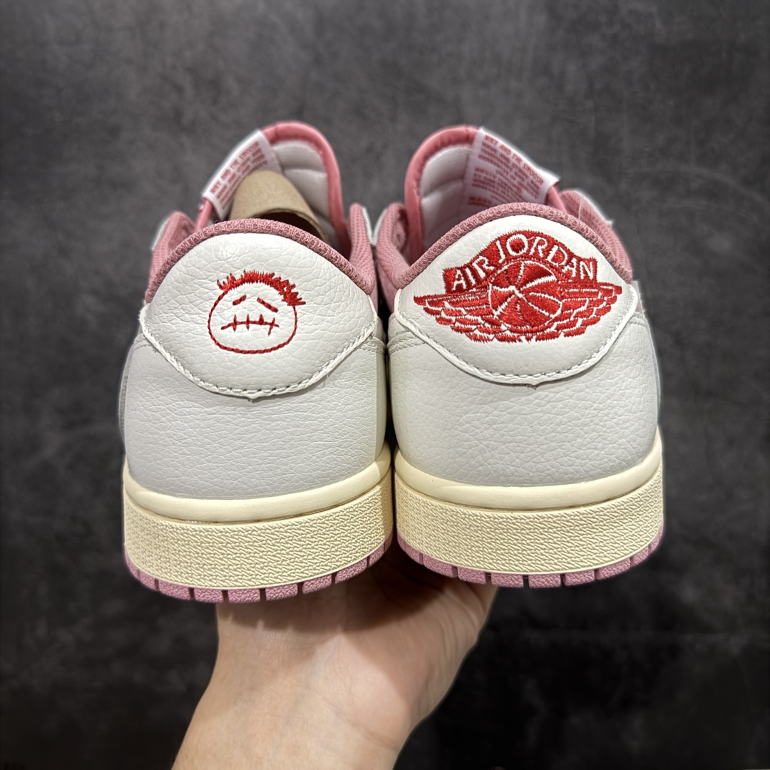 图片[4]-【原厂版】Air Jordan 1 x Travis Scott AJ1 x TS联名白粉倒钩低帮 DM7866-600 超级强悍品质 可对比市场各大纯原版本 专业aj大厂出品 对细节的把控毋庸置疑 材料也是用最接近原鞋的头层皮料 所有地方都没有做到减配 原厂鞋楦打造完美鞋型 整体鞋型以及后跟做的弧度做的非常好 鞋带为原厂打蜡鞋带 粗细程度同步原鞋 裁片清洁度到位 无明显瑕疵毛边 免修产品 正确针车 该重针 该有尖角的地方都有做到 鞋价格非常香 转手可闭眼卖高价 到手各位就知道货有多好 绝对秒杀一切同价格货品 尺码：36-47.5-选品中心