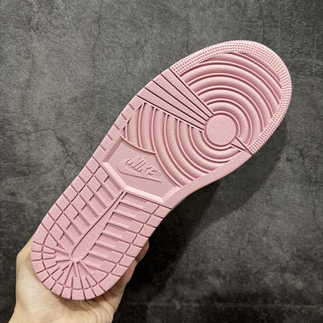 图片[9]-【原厂版】Air Jordan 1 x Travis Scott AJ1 x TS联名白粉倒钩低帮 DM7866-600 超级强悍品质 可对比市场各大纯原版本 专业aj大厂出品 对细节的把控毋庸置疑 材料也是用最接近原鞋的头层皮料 所有地方都没有做到减配 原厂鞋楦打造完美鞋型 整体鞋型以及后跟做的弧度做的非常好 鞋带为原厂打蜡鞋带 粗细程度同步原鞋 裁片清洁度到位 无明显瑕疵毛边 免修产品 正确针车 该重针 该有尖角的地方都有做到 鞋价格非常香 转手可闭眼卖高价 到手各位就知道货有多好 绝对秒杀一切同价格货品 尺码：36-47.5-选品中心