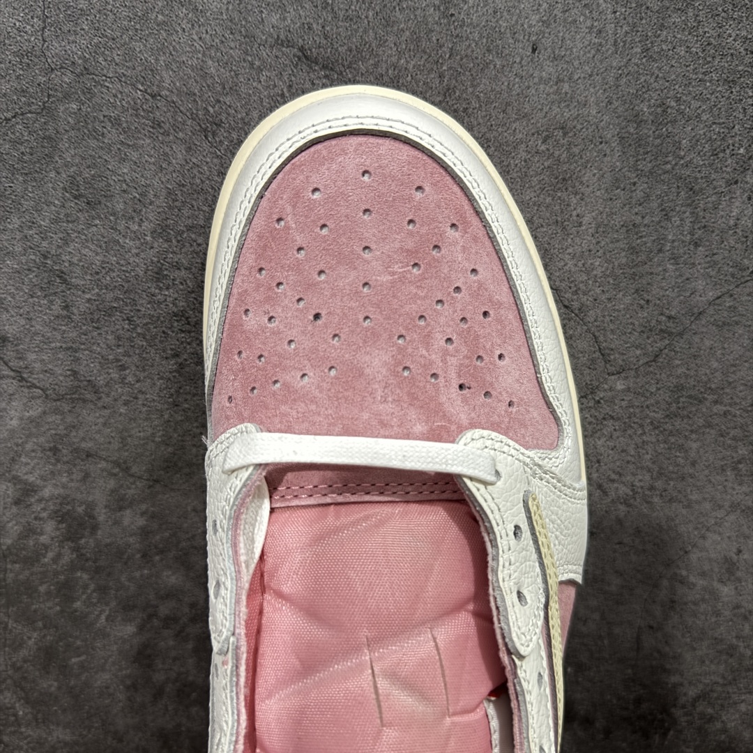 图片[5]-【原厂版】Air Jordan 1 x Travis Scott AJ1 x TS联名白粉倒钩低帮 DM7866-600 超级强悍品质 可对比市场各大纯原版本 专业aj大厂出品 对细节的把控毋庸置疑 材料也是用最接近原鞋的头层皮料 所有地方都没有做到减配 原厂鞋楦打造完美鞋型 整体鞋型以及后跟做的弧度做的非常好 鞋带为原厂打蜡鞋带 粗细程度同步原鞋 裁片清洁度到位 无明显瑕疵毛边 免修产品 正确针车 该重针 该有尖角的地方都有做到 鞋价格非常香 转手可闭眼卖高价 到手各位就知道货有多好 绝对秒杀一切同价格货品 尺码：36-47.5-选品中心