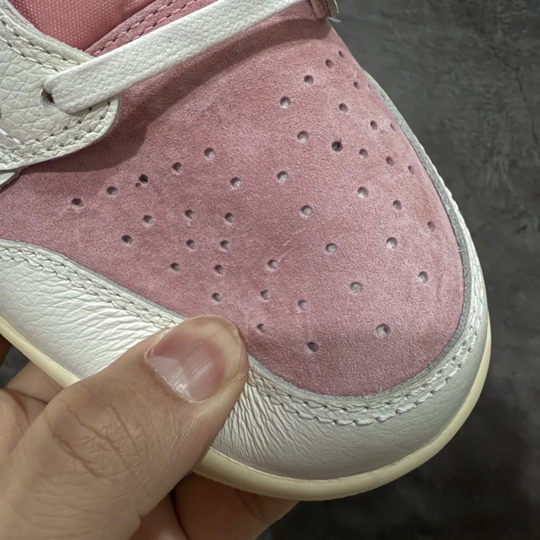 图片[5]-【原厂版】Air Jordan 1 x Travis Scott AJ1 x TS联名白粉倒钩低帮 DM7866-600 超级强悍品质 可对比市场各大纯原版本 专业aj大厂出品 对细节的把控毋庸置疑 材料也是用最接近原鞋的头层皮料 所有地方都没有做到减配 原厂鞋楦打造完美鞋型 整体鞋型以及后跟做的弧度做的非常好 鞋带为原厂打蜡鞋带 粗细程度同步原鞋 裁片清洁度到位 无明显瑕疵毛边 免修产品 正确针车 该重针 该有尖角的地方都有做到 鞋价格非常香 转手可闭眼卖高价 到手各位就知道货有多好 绝对秒杀一切同价格货品 尺码：36-47.5-选品中心