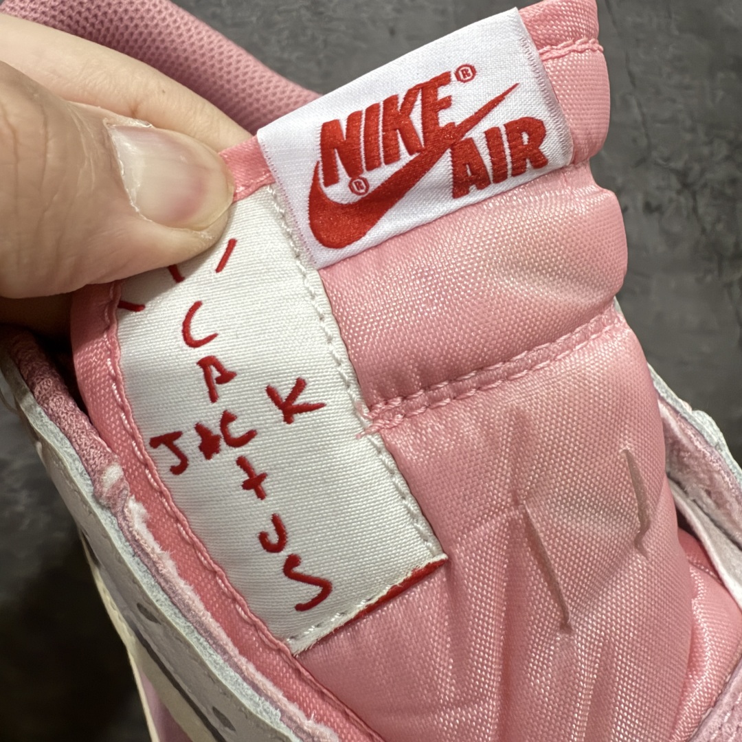 图片[6]-【原厂版】Air Jordan 1 x Travis Scott AJ1 x TS联名白粉倒钩低帮 DM7866-600 超级强悍品质 可对比市场各大纯原版本 专业aj大厂出品 对细节的把控毋庸置疑 材料也是用最接近原鞋的头层皮料 所有地方都没有做到减配 原厂鞋楦打造完美鞋型 整体鞋型以及后跟做的弧度做的非常好 鞋带为原厂打蜡鞋带 粗细程度同步原鞋 裁片清洁度到位 无明显瑕疵毛边 免修产品 正确针车 该重针 该有尖角的地方都有做到 鞋价格非常香 转手可闭眼卖高价 到手各位就知道货有多好 绝对秒杀一切同价格货品 尺码：36-47.5-选品中心