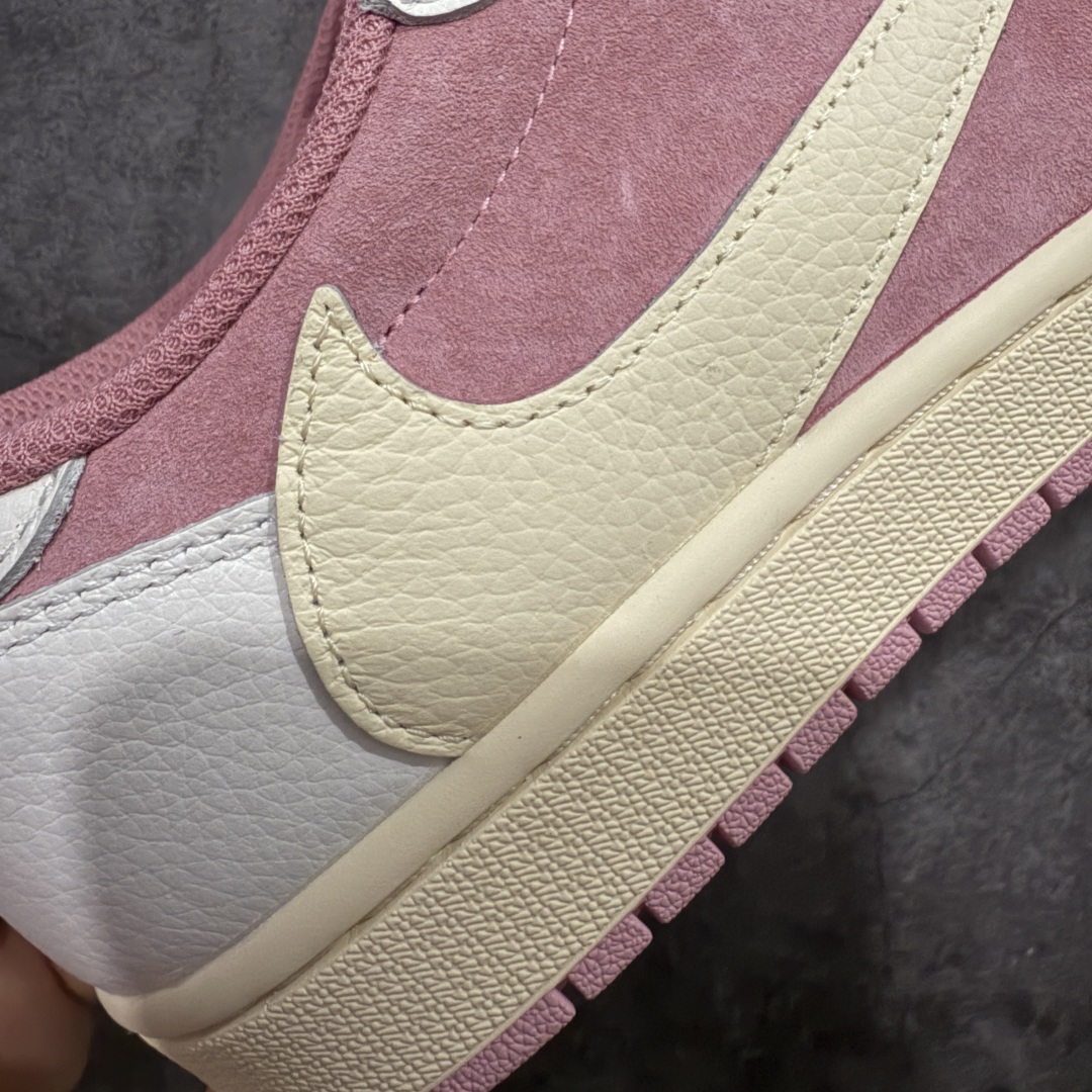 图片[3]-【原厂版】Air Jordan 1 x Travis Scott AJ1 x TS联名白粉倒钩低帮 DM7866-600 超级强悍品质 可对比市场各大纯原版本 专业aj大厂出品 对细节的把控毋庸置疑 材料也是用最接近原鞋的头层皮料 所有地方都没有做到减配 原厂鞋楦打造完美鞋型 整体鞋型以及后跟做的弧度做的非常好 鞋带为原厂打蜡鞋带 粗细程度同步原鞋 裁片清洁度到位 无明显瑕疵毛边 免修产品 正确针车 该重针 该有尖角的地方都有做到 鞋价格非常香 转手可闭眼卖高价 到手各位就知道货有多好 绝对秒杀一切同价格货品 尺码：36-47.5-选品中心