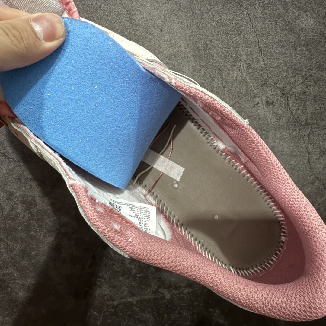 图片[8]-【原厂版】Air Jordan 1 x Travis Scott AJ1 x TS联名白粉倒钩低帮 DM7866-600 超级强悍品质 可对比市场各大纯原版本 专业aj大厂出品 对细节的把控毋庸置疑 材料也是用最接近原鞋的头层皮料 所有地方都没有做到减配 原厂鞋楦打造完美鞋型 整体鞋型以及后跟做的弧度做的非常好 鞋带为原厂打蜡鞋带 粗细程度同步原鞋 裁片清洁度到位 无明显瑕疵毛边 免修产品 正确针车 该重针 该有尖角的地方都有做到 鞋价格非常香 转手可闭眼卖高价 到手各位就知道货有多好 绝对秒杀一切同价格货品 尺码：36-47.5-选品中心