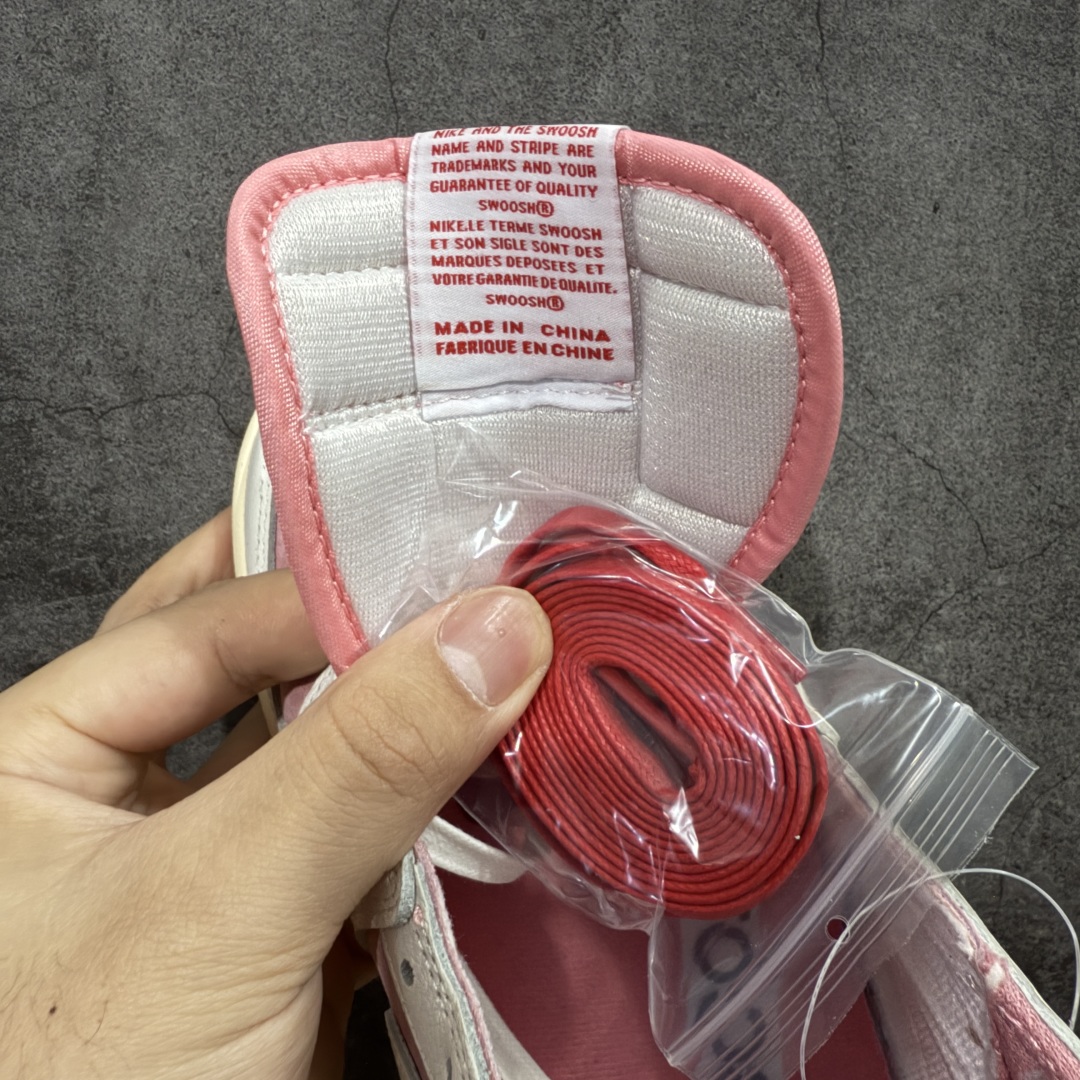 图片[9]-【原厂版】Air Jordan 1 x Travis Scott AJ1 x TS联名白粉倒钩低帮 DM7866-600 超级强悍品质 可对比市场各大纯原版本 专业aj大厂出品 对细节的把控毋庸置疑 材料也是用最接近原鞋的头层皮料 所有地方都没有做到减配 原厂鞋楦打造完美鞋型 整体鞋型以及后跟做的弧度做的非常好 鞋带为原厂打蜡鞋带 粗细程度同步原鞋 裁片清洁度到位 无明显瑕疵毛边 免修产品 正确针车 该重针 该有尖角的地方都有做到 鞋价格非常香 转手可闭眼卖高价 到手各位就知道货有多好 绝对秒杀一切同价格货品 尺码：36-47.5-选品中心