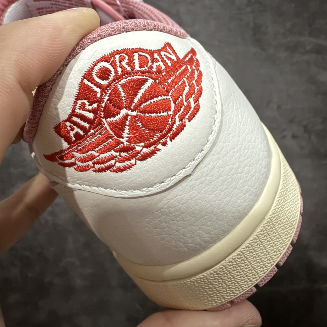 图片[2]-【原厂版】Air Jordan 1 x Travis Scott AJ1 x TS联名白粉倒钩低帮 DM7866-600 超级强悍品质 可对比市场各大纯原版本 专业aj大厂出品 对细节的把控毋庸置疑 材料也是用最接近原鞋的头层皮料 所有地方都没有做到减配 原厂鞋楦打造完美鞋型 整体鞋型以及后跟做的弧度做的非常好 鞋带为原厂打蜡鞋带 粗细程度同步原鞋 裁片清洁度到位 无明显瑕疵毛边 免修产品 正确针车 该重针 该有尖角的地方都有做到 鞋价格非常香 转手可闭眼卖高价 到手各位就知道货有多好 绝对秒杀一切同价格货品 尺码：36-47.5-选品中心