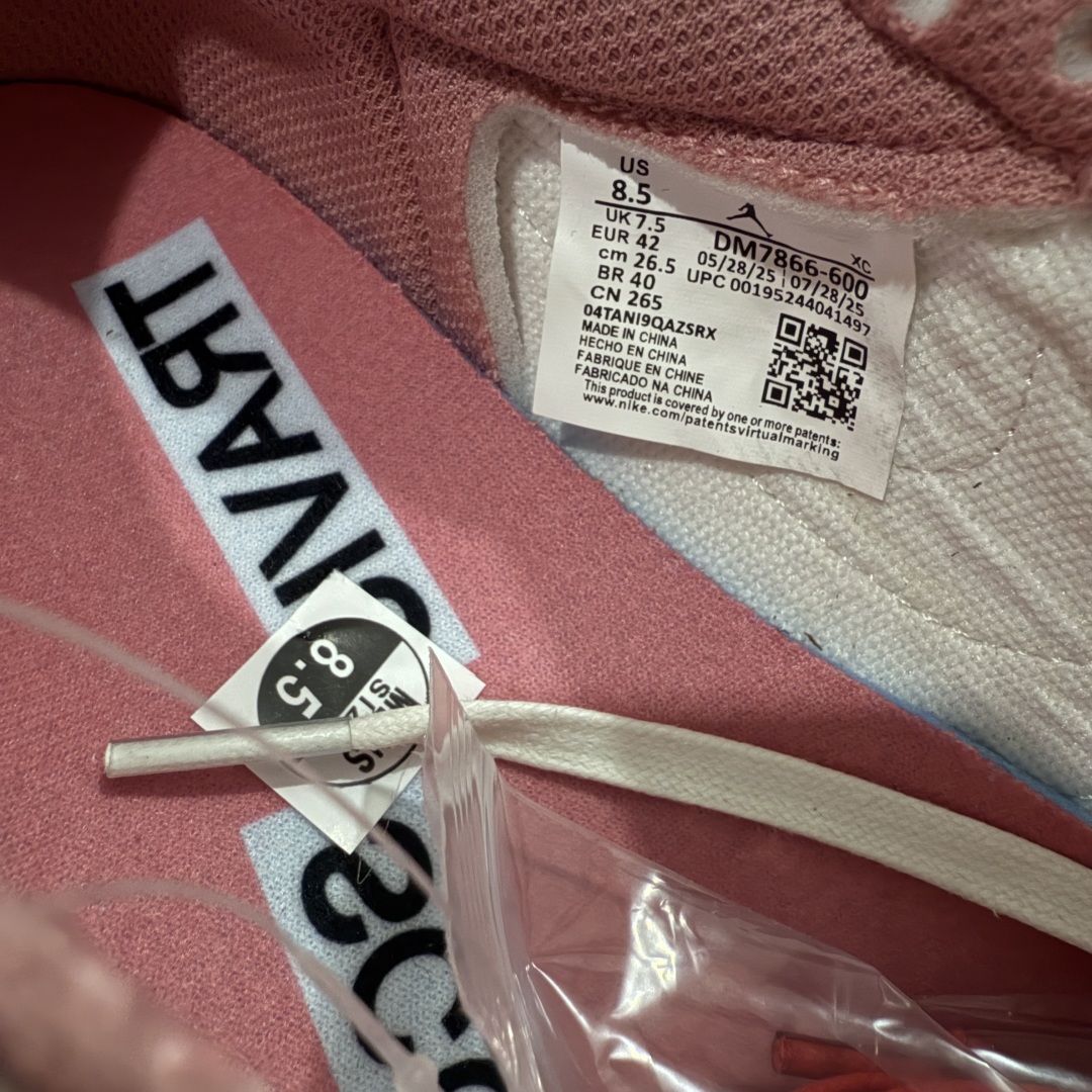 图片[7]-【原厂版】Air Jordan 1 x Travis Scott AJ1 x TS联名白粉倒钩低帮 DM7866-600 超级强悍品质 可对比市场各大纯原版本 专业aj大厂出品 对细节的把控毋庸置疑 材料也是用最接近原鞋的头层皮料 所有地方都没有做到减配 原厂鞋楦打造完美鞋型 整体鞋型以及后跟做的弧度做的非常好 鞋带为原厂打蜡鞋带 粗细程度同步原鞋 裁片清洁度到位 无明显瑕疵毛边 免修产品 正确针车 该重针 该有尖角的地方都有做到 鞋价格非常香 转手可闭眼卖高价 到手各位就知道货有多好 绝对秒杀一切同价格货品 尺码：36-47.5-选品中心