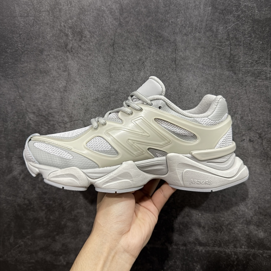 图片[2]-【纯原版】 New Balance NB9060 联名款 复古休闲运动慢跑鞋 灰色 U9060IAB 全套原楦原纸板原厂数据开发 进口三明治网面 原装进口翻毛皮料正确绒感卡色 正确中底拉帮中底网布细节 原厂标裁 带紫光防伪 定制后跟透明水晶模块 冲裁组合 大底贴合程度胶水上色把控完美 整洁度挑战全网艺术家 多道序QC把关品质完善 匠心打造 耗时两个月开发完成 工艺极其复杂难度可想而知 新开独立私模大底 全网唯一正确六层组合大底 高端零售专供产物 尺码：36 37 37.5 38 38.5 39 40 40.5 41 42 42.5 43 44 45 46.5-选品中心