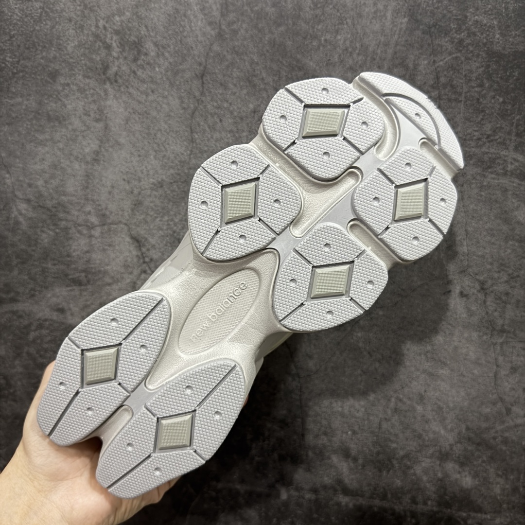 图片[9]-【纯原版】 New Balance NB9060 联名款 复古休闲运动慢跑鞋 灰色 U9060IAB 全套原楦原纸板原厂数据开发 进口三明治网面 原装进口翻毛皮料正确绒感卡色 正确中底拉帮中底网布细节 原厂标裁 带紫光防伪 定制后跟透明水晶模块 冲裁组合 大底贴合程度胶水上色把控完美 整洁度挑战全网艺术家 多道序QC把关品质完善 匠心打造 耗时两个月开发完成 工艺极其复杂难度可想而知 新开独立私模大底 全网唯一正确六层组合大底 高端零售专供产物 尺码：36 37 37.5 38 38.5 39 40 40.5 41 42 42.5 43 44 45 46.5-选品中心