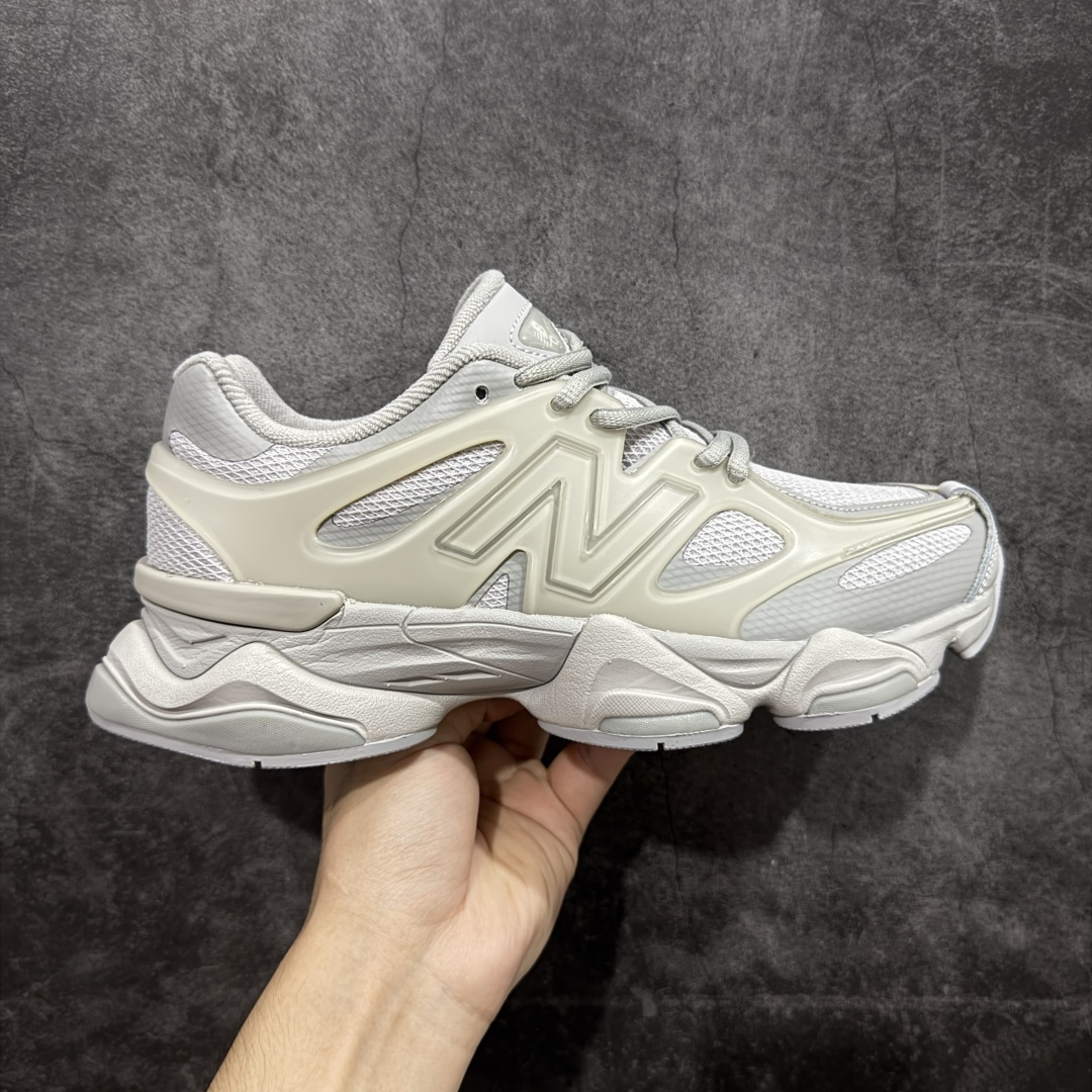 【纯原版】 New Balance NB9060 联名款 复古休闲运动慢跑鞋 灰色 U9060IAB 全套原楦原纸板原厂数据开发 进口三明治网面 原装进口翻毛皮料正确绒感卡色 正确中底拉帮中底网布细节 原厂标裁 带紫光防伪 定制后跟透明水晶模块 冲裁组合 大底贴合程度胶水上色把控完美 整洁度挑战全网艺术家 多道序QC把关品质完善 匠心打造 耗时两个月开发完成 工艺极其复杂难度可想而知 新开独立私模大底 全网唯一正确六层组合大底 高端零售专供产物 尺码：36 37 37.5 38 38.5 39 40 40.5 41 42 42.5 43 44 45 46.5-选品中心