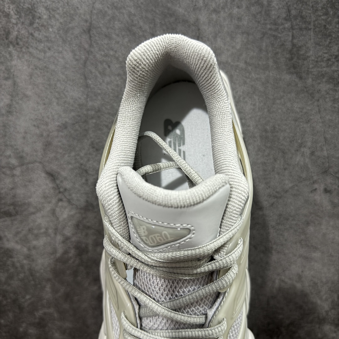 图片[8]-【纯原版】 New Balance NB9060 联名款 复古休闲运动慢跑鞋 灰色 U9060IAB 全套原楦原纸板原厂数据开发 进口三明治网面 原装进口翻毛皮料正确绒感卡色 正确中底拉帮中底网布细节 原厂标裁 带紫光防伪 定制后跟透明水晶模块 冲裁组合 大底贴合程度胶水上色把控完美 整洁度挑战全网艺术家 多道序QC把关品质完善 匠心打造 耗时两个月开发完成 工艺极其复杂难度可想而知 新开独立私模大底 全网唯一正确六层组合大底 高端零售专供产物 尺码：36 37 37.5 38 38.5 39 40 40.5 41 42 42.5 43 44 45 46.5-选品中心