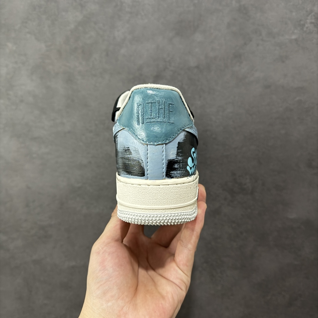 图片[4]-【定制版】Nike Air Force 1\’07 Low \”Color Fission\” 手绘涂鸦 色彩裂变 空军一号低帮休闲板鞋  #配色以灰、蓝、白的主色调如同艺术画布，泼墨般的色彩裂变效果打破常规，鞋身的“Still Woozy”艺术字体与鞋侧Swoosh、中底泼墨细节呼应，将随性的艺术表达注入鞋款灵魂 货号：XL2312-101  尺码：36 36.5 37.5 38 38.5 39 40 40.5 41 42 42.5 43 44 44.5 45 编码：HXSA310320-选品中心