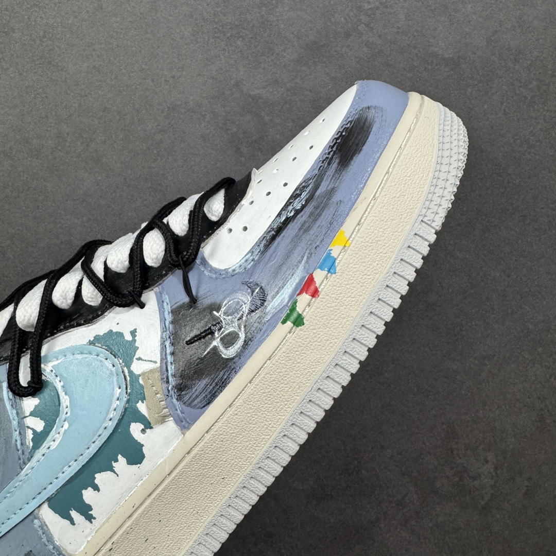图片[5]-【定制版】Nike Air Force 1\’07 Low \”Color Fission\” 手绘涂鸦 色彩裂变 空军一号低帮休闲板鞋  #配色以灰、蓝、白的主色调如同艺术画布，泼墨般的色彩裂变效果打破常规，鞋身的“Still Woozy”艺术字体与鞋侧Swoosh、中底泼墨细节呼应，将随性的艺术表达注入鞋款灵魂 货号：XL2312-101  尺码：36 36.5 37.5 38 38.5 39 40 40.5 41 42 42.5 43 44 44.5 45 编码：HXSA310320-选品中心