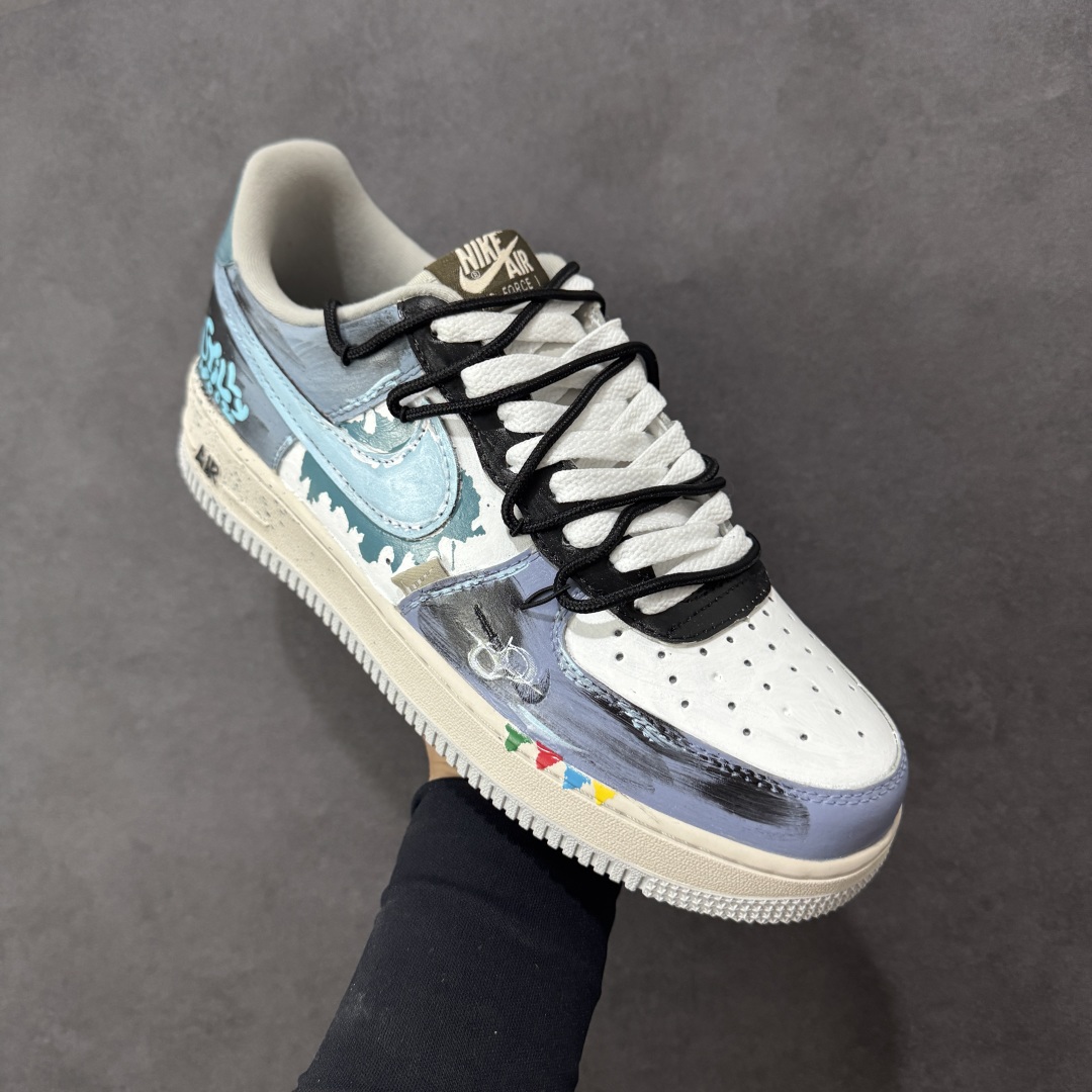 图片[3]-【定制版】Nike Air Force 1\’07 Low \”Color Fission\” 手绘涂鸦 色彩裂变 空军一号低帮休闲板鞋  #配色以灰、蓝、白的主色调如同艺术画布，泼墨般的色彩裂变效果打破常规，鞋身的“Still Woozy”艺术字体与鞋侧Swoosh、中底泼墨细节呼应，将随性的艺术表达注入鞋款灵魂 货号：XL2312-101  尺码：36 36.5 37.5 38 38.5 39 40 40.5 41 42 42.5 43 44 44.5 45 编码：HXSA310320-选品中心