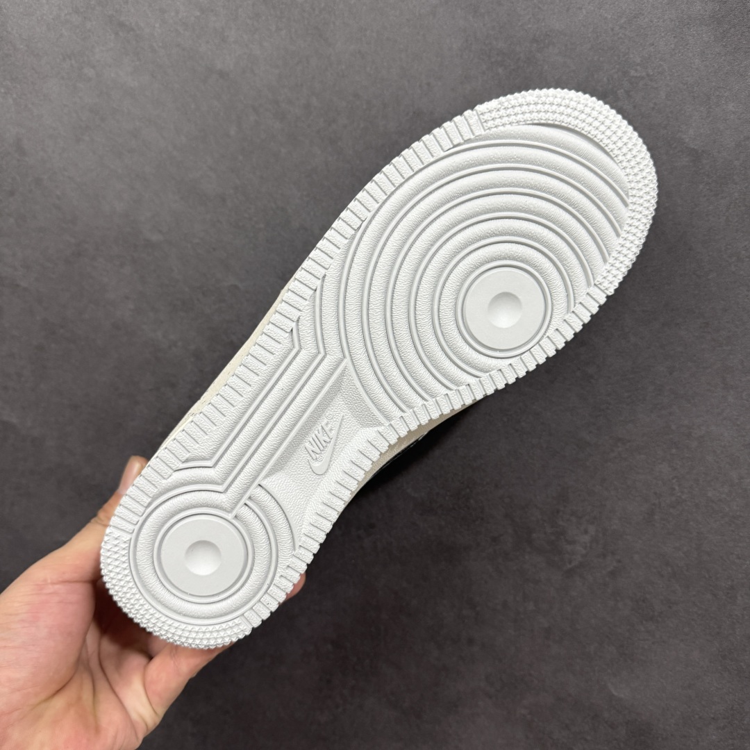 图片[9]-【定制版】Nike Air Force 1\’07 Low \”Color Fission\” 手绘涂鸦 色彩裂变 空军一号低帮休闲板鞋  #配色以灰、蓝、白的主色调如同艺术画布，泼墨般的色彩裂变效果打破常规，鞋身的“Still Woozy”艺术字体与鞋侧Swoosh、中底泼墨细节呼应，将随性的艺术表达注入鞋款灵魂 货号：XL2312-101  尺码：36 36.5 37.5 38 38.5 39 40 40.5 41 42 42.5 43 44 44.5 45 编码：HXSA310320-选品中心