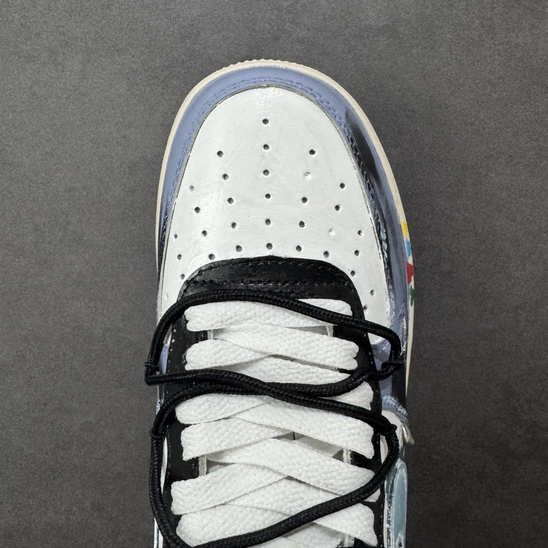 图片[8]-【定制版】Nike Air Force 1\’07 Low \”Color Fission\” 手绘涂鸦 色彩裂变 空军一号低帮休闲板鞋  #配色以灰、蓝、白的主色调如同艺术画布，泼墨般的色彩裂变效果打破常规，鞋身的“Still Woozy”艺术字体与鞋侧Swoosh、中底泼墨细节呼应，将随性的艺术表达注入鞋款灵魂 货号：XL2312-101  尺码：36 36.5 37.5 38 38.5 39 40 40.5 41 42 42.5 43 44 44.5 45 编码：HXSA310320-选品中心