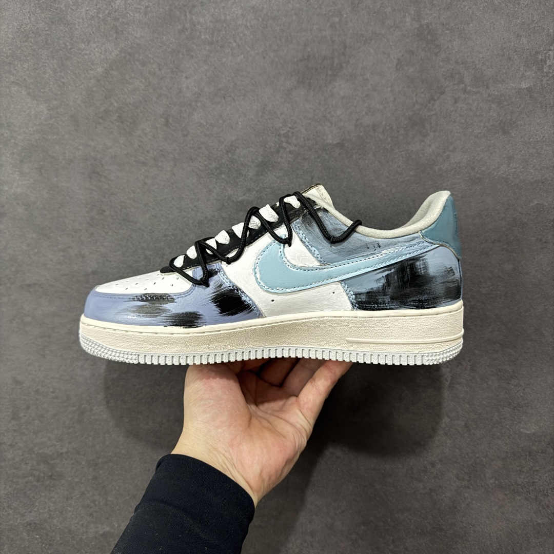 图片[2]-【定制版】Nike Air Force 1\’07 Low \”Color Fission\” 手绘涂鸦 色彩裂变 空军一号低帮休闲板鞋  #配色以灰、蓝、白的主色调如同艺术画布，泼墨般的色彩裂变效果打破常规，鞋身的“Still Woozy”艺术字体与鞋侧Swoosh、中底泼墨细节呼应，将随性的艺术表达注入鞋款灵魂 货号：XL2312-101  尺码：36 36.5 37.5 38 38.5 39 40 40.5 41 42 42.5 43 44 44.5 45 编码：HXSA310320-选品中心