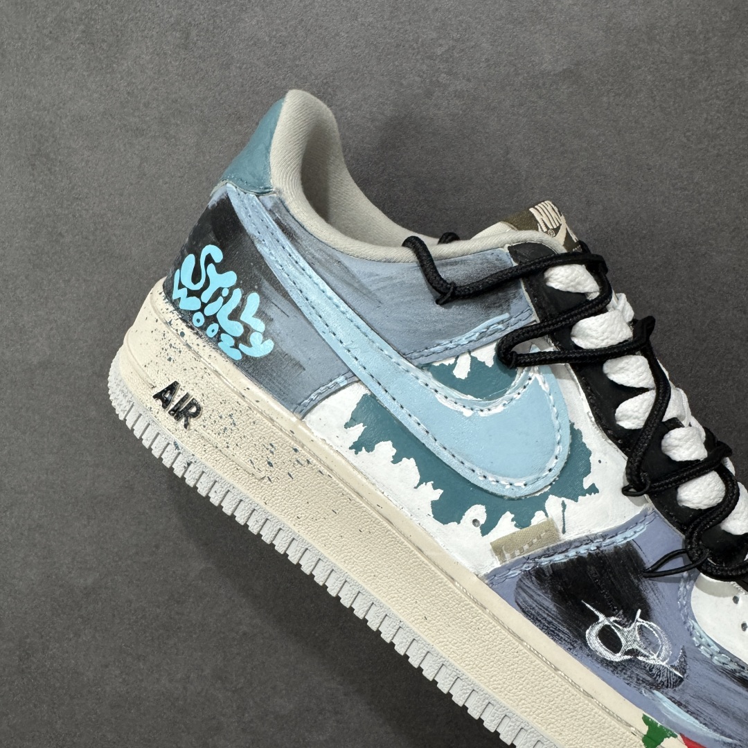 图片[6]-【定制版】Nike Air Force 1\’07 Low \”Color Fission\” 手绘涂鸦 色彩裂变 空军一号低帮休闲板鞋  #配色以灰、蓝、白的主色调如同艺术画布，泼墨般的色彩裂变效果打破常规，鞋身的“Still Woozy”艺术字体与鞋侧Swoosh、中底泼墨细节呼应，将随性的艺术表达注入鞋款灵魂 货号：XL2312-101  尺码：36 36.5 37.5 38 38.5 39 40 40.5 41 42 42.5 43 44 44.5 45 编码：HXSA310320-选品中心