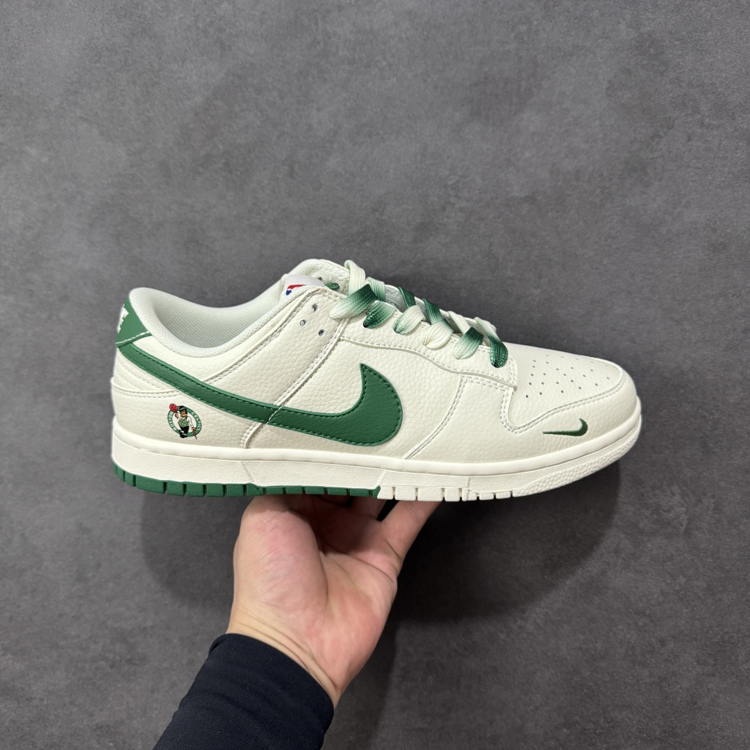 【定制版】Boston Celtics x Nike Dunk SB Low NBA波士顿凯尔特人队 x 耐克 SB 低帮 白绿色 鞋身整体以米白色打造，搭配米白色框架覆盖层，使鞋款十分百搭，鞋身两侧Swoosh Logo采用绿色点缀，后跟装饰辅以绿色制作，鞋舌是网眼布材料，增强了透气性，鞋舌上以NBA Logo呈现，鞋头处迷你Swoosh Logo以绿色点缀，后跟印有凯尔特人队Logo，彰显联名身份；最后以米白色中底搭配白绿双色橡胶外底完善整体设计收尾。 货号：CS1688-106 尺码：36 36.5 37.5 38 38.5 39 40 40.5 41 42 42.5 43 44 44.5 45 编码：HXSB330340-选品中心
