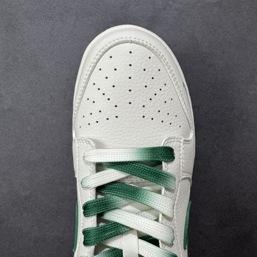 图片[8]-【定制版】Boston Celtics x Nike Dunk SB Low NBA波士顿凯尔特人队 x 耐克 SB 低帮 白绿色 鞋身整体以米白色打造，搭配米白色框架覆盖层，使鞋款十分百搭，鞋身两侧Swoosh Logo采用绿色点缀，后跟装饰辅以绿色制作，鞋舌是网眼布材料，增强了透气性，鞋舌上以NBA Logo呈现，鞋头处迷你Swoosh Logo以绿色点缀，后跟印有凯尔特人队Logo，彰显联名身份；最后以米白色中底搭配白绿双色橡胶外底完善整体设计收尾。 货号：CS1688-106 尺码：36 36.5 37.5 38 38.5 39 40 40.5 41 42 42.5 43 44 44.5 45 编码：HXSB330340-选品中心