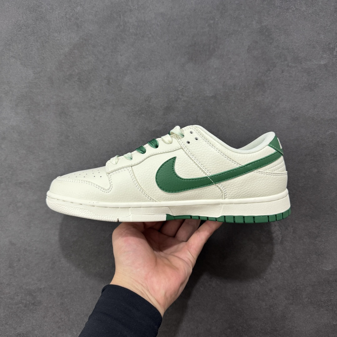 图片[2]-【定制版】Boston Celtics x Nike Dunk SB Low NBA波士顿凯尔特人队 x 耐克 SB 低帮 白绿色 鞋身整体以米白色打造，搭配米白色框架覆盖层，使鞋款十分百搭，鞋身两侧Swoosh Logo采用绿色点缀，后跟装饰辅以绿色制作，鞋舌是网眼布材料，增强了透气性，鞋舌上以NBA Logo呈现，鞋头处迷你Swoosh Logo以绿色点缀，后跟印有凯尔特人队Logo，彰显联名身份；最后以米白色中底搭配白绿双色橡胶外底完善整体设计收尾。 货号：CS1688-106 尺码：36 36.5 37.5 38 38.5 39 40 40.5 41 42 42.5 43 44 44.5 45 编码：HXSB330340-选品中心