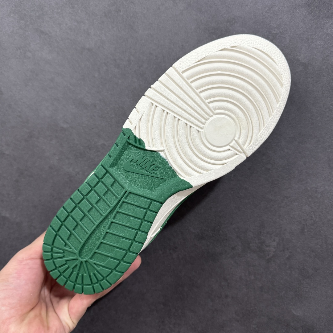 图片[9]-【定制版】Boston Celtics x Nike Dunk SB Low NBA波士顿凯尔特人队 x 耐克 SB 低帮 白绿色 鞋身整体以米白色打造，搭配米白色框架覆盖层，使鞋款十分百搭，鞋身两侧Swoosh Logo采用绿色点缀，后跟装饰辅以绿色制作，鞋舌是网眼布材料，增强了透气性，鞋舌上以NBA Logo呈现，鞋头处迷你Swoosh Logo以绿色点缀，后跟印有凯尔特人队Logo，彰显联名身份；最后以米白色中底搭配白绿双色橡胶外底完善整体设计收尾。 货号：CS1688-106 尺码：36 36.5 37.5 38 38.5 39 40 40.5 41 42 42.5 43 44 44.5 45 编码：HXSB330340-选品中心